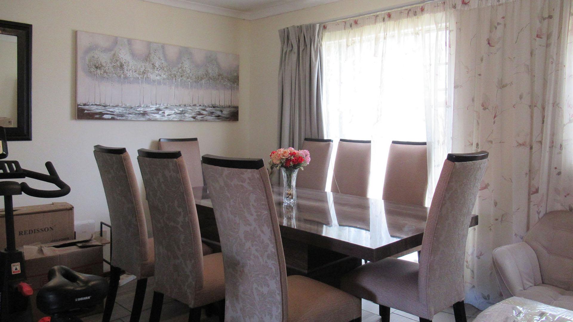 Lounges - 20 square meters of property in Weltevreden Park