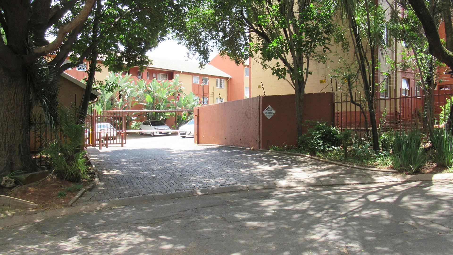 Front View of property in Weltevreden Park