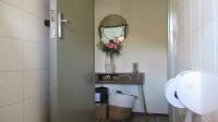 Bathroom 1 - 2 square meters of property in Weltevreden Park