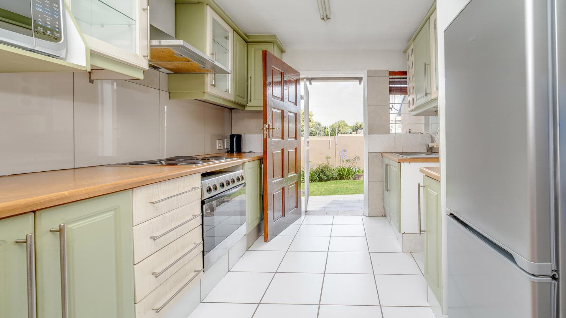 Kitchen of property in Sundowner