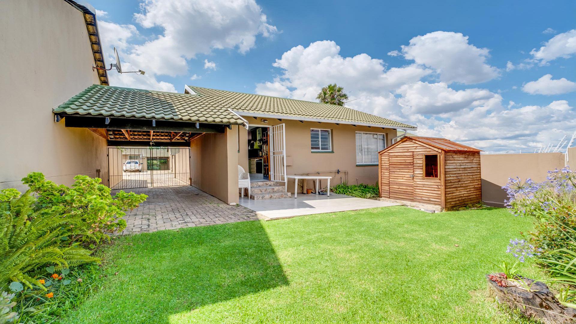 Backyard of property in Sundowner