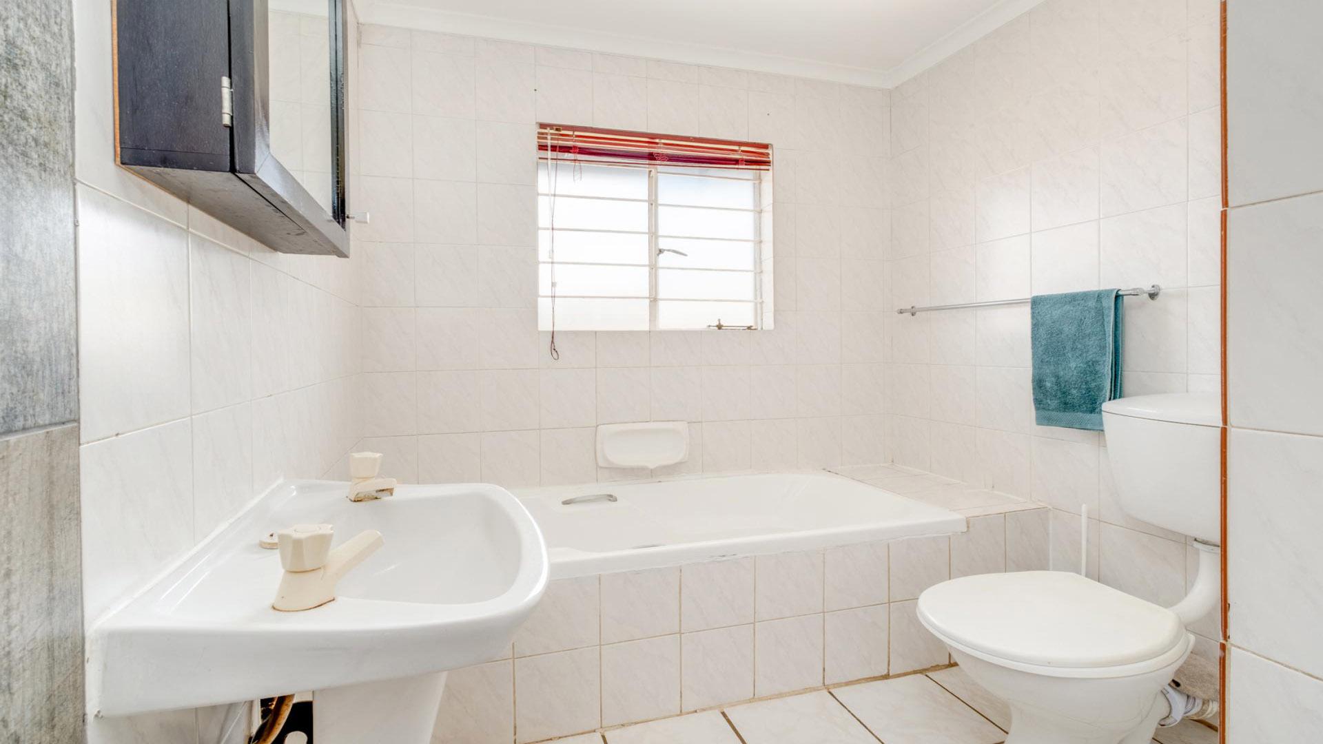 Bathroom 1 of property in Sundowner