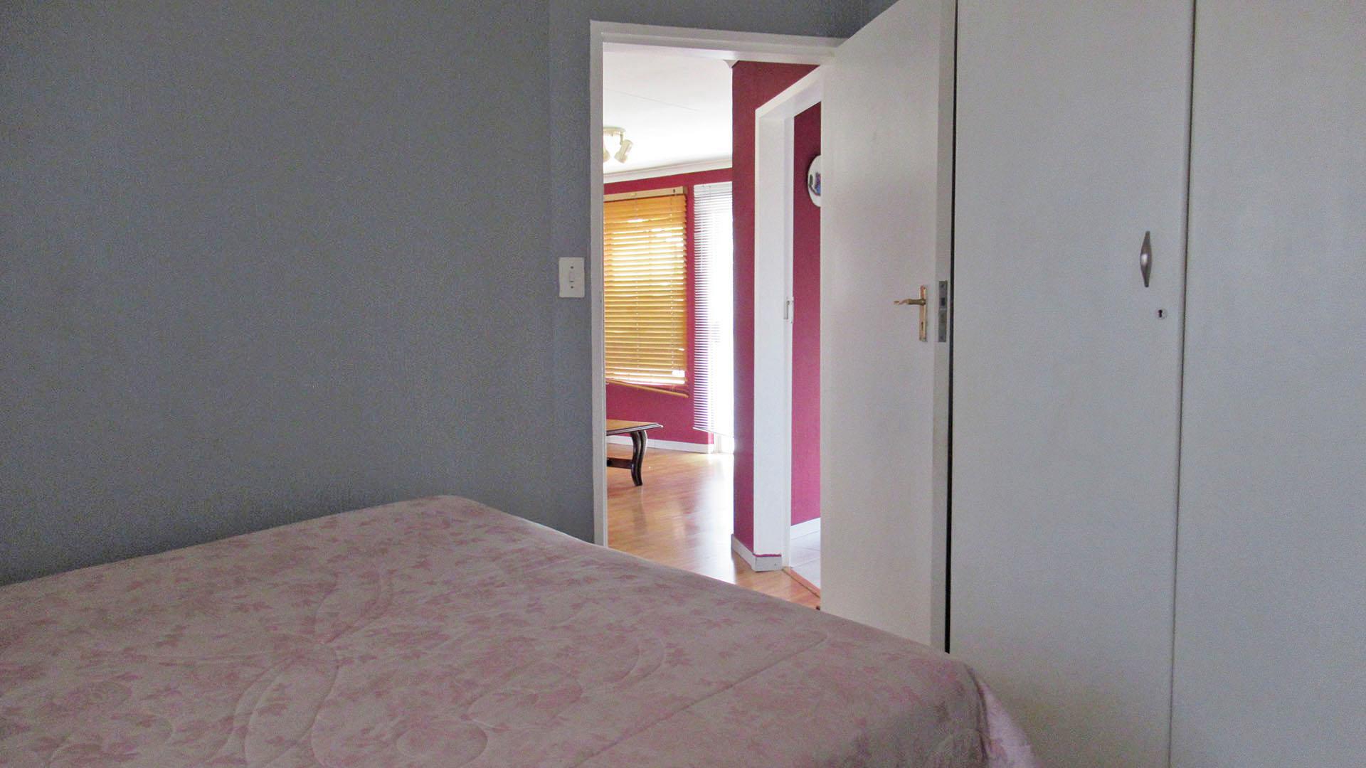 Bed Room 2 - 11 square meters of property in Sundowner