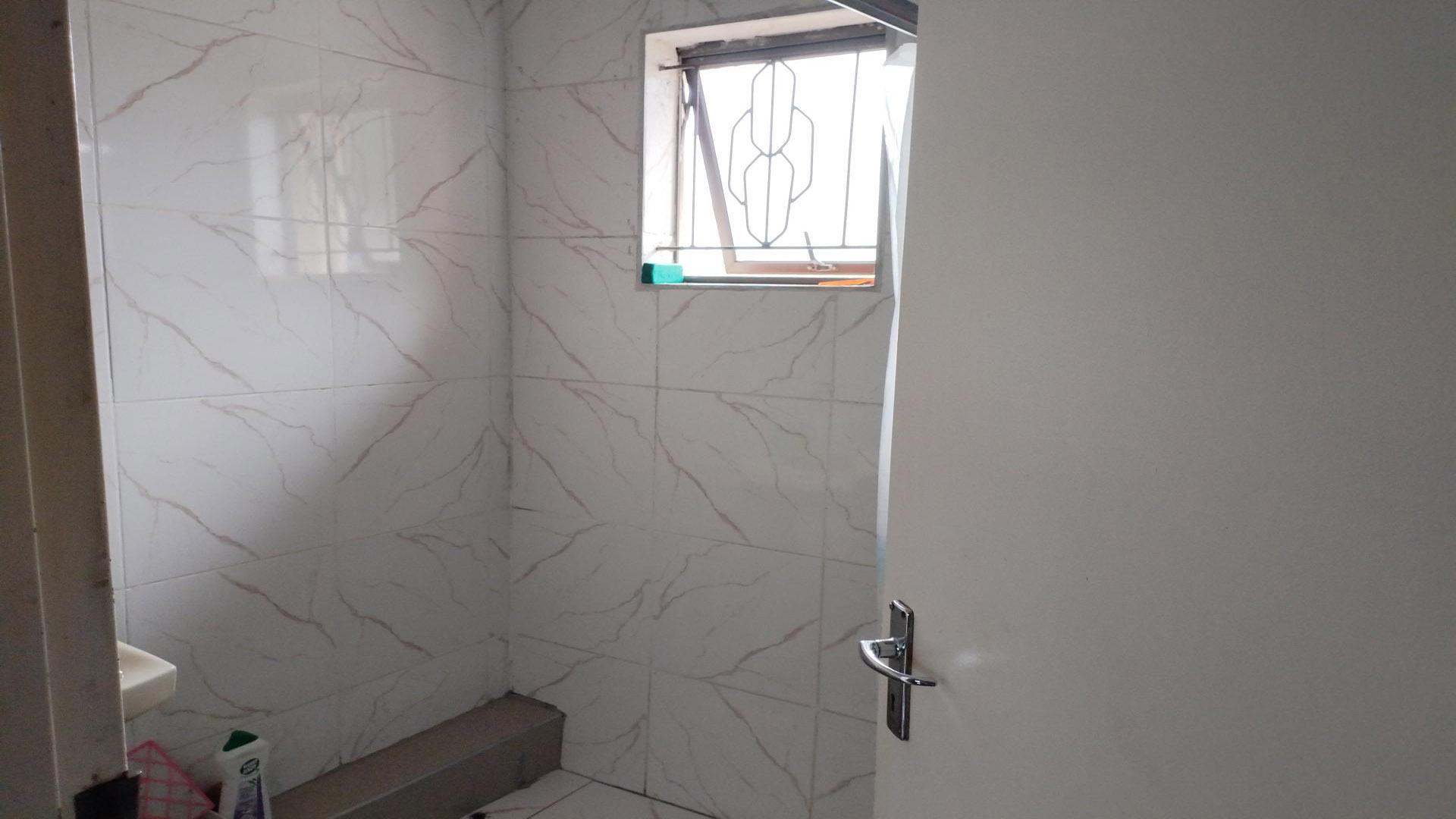 Bathroom 1 of property in Amanzimtoti 