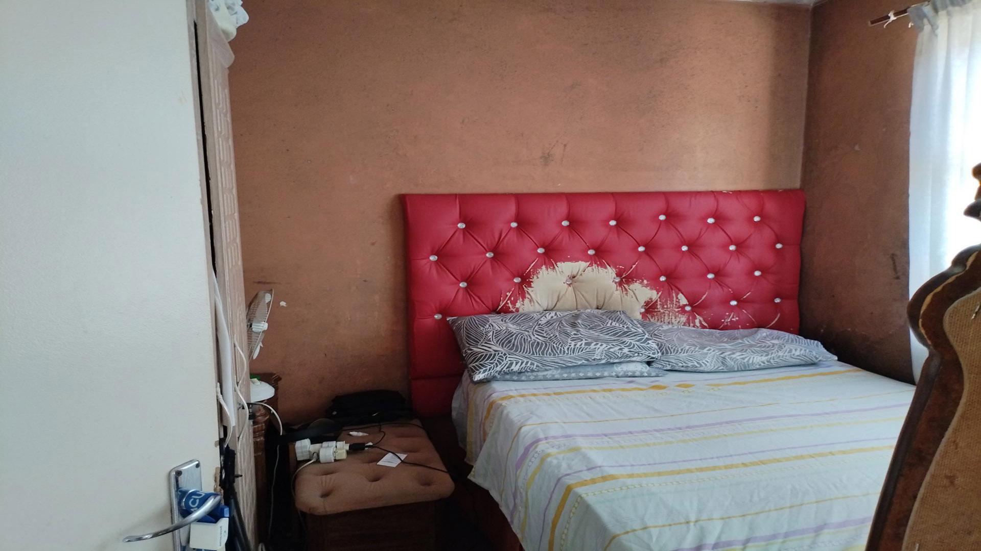 Bed Room 1 of property in Amanzimtoti 