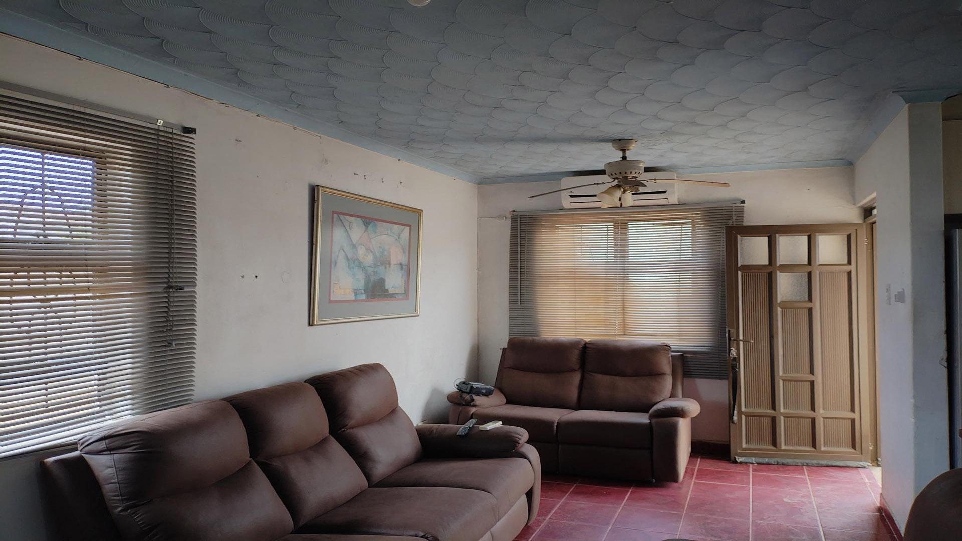 Lounges of property in Amanzimtoti 