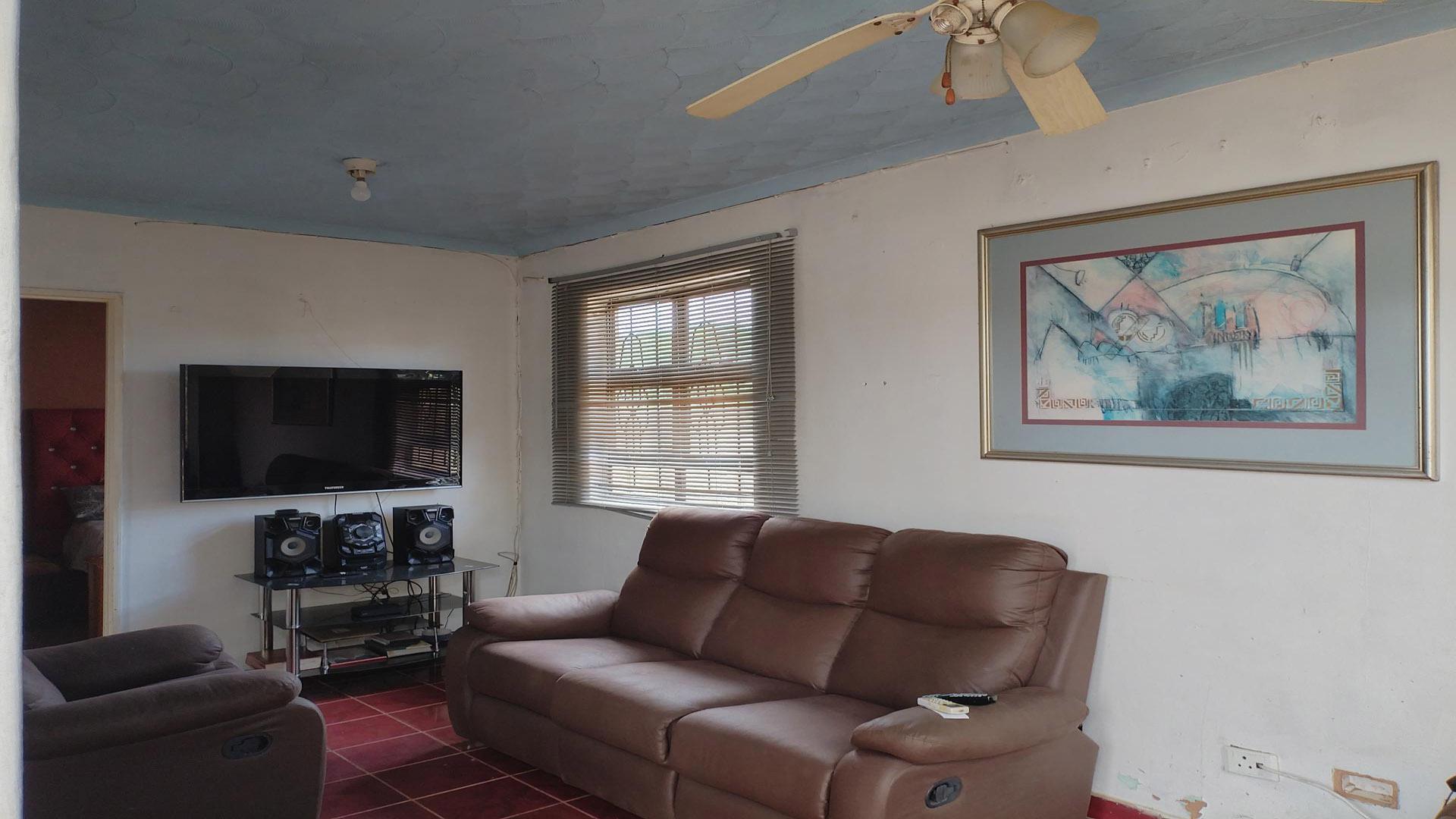 Lounges of property in Amanzimtoti 