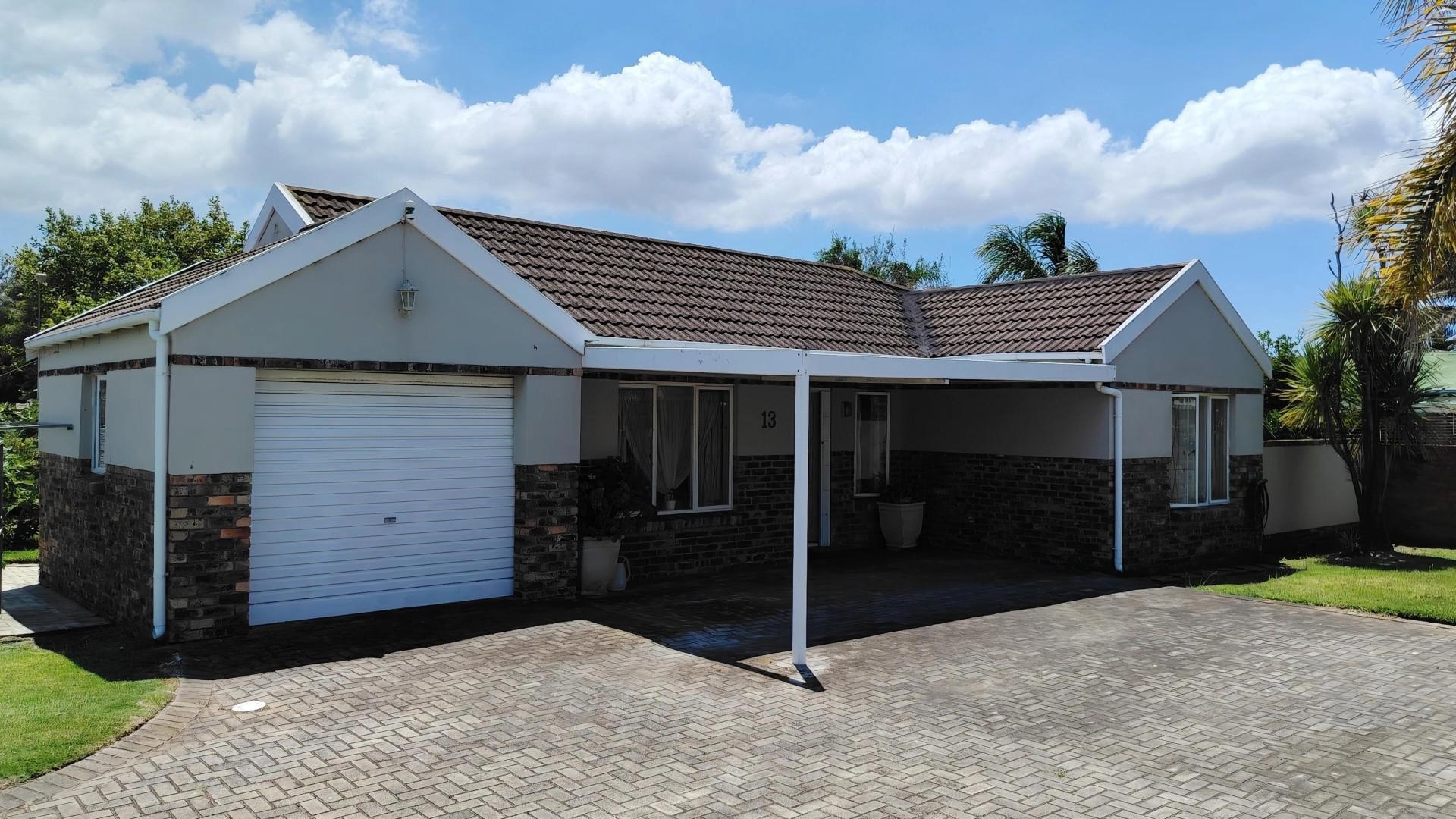 Front View of property in Lorraine