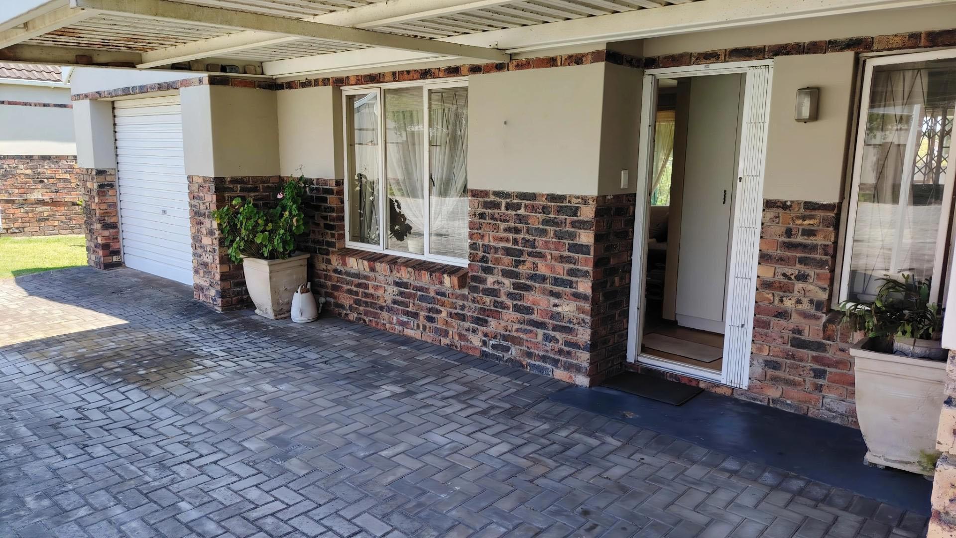 Patio of property in Lorraine