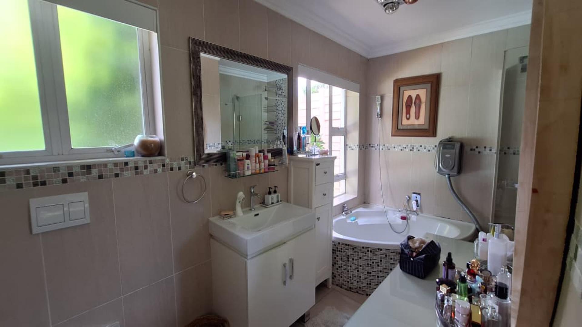 Main Bathroom - 11 square meters of property in Bordeaux
