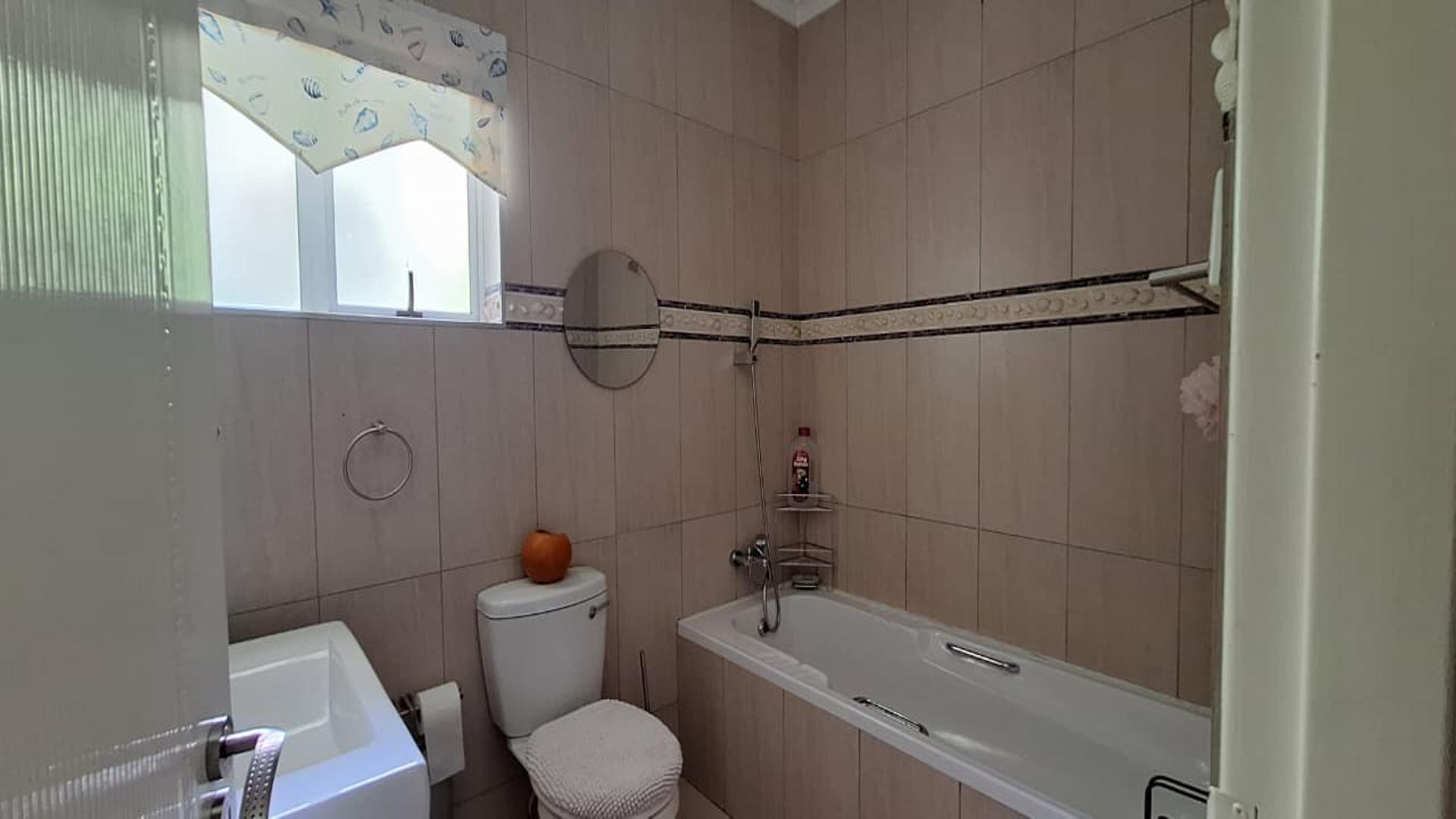 Bathroom 1 - 5 square meters of property in Bordeaux