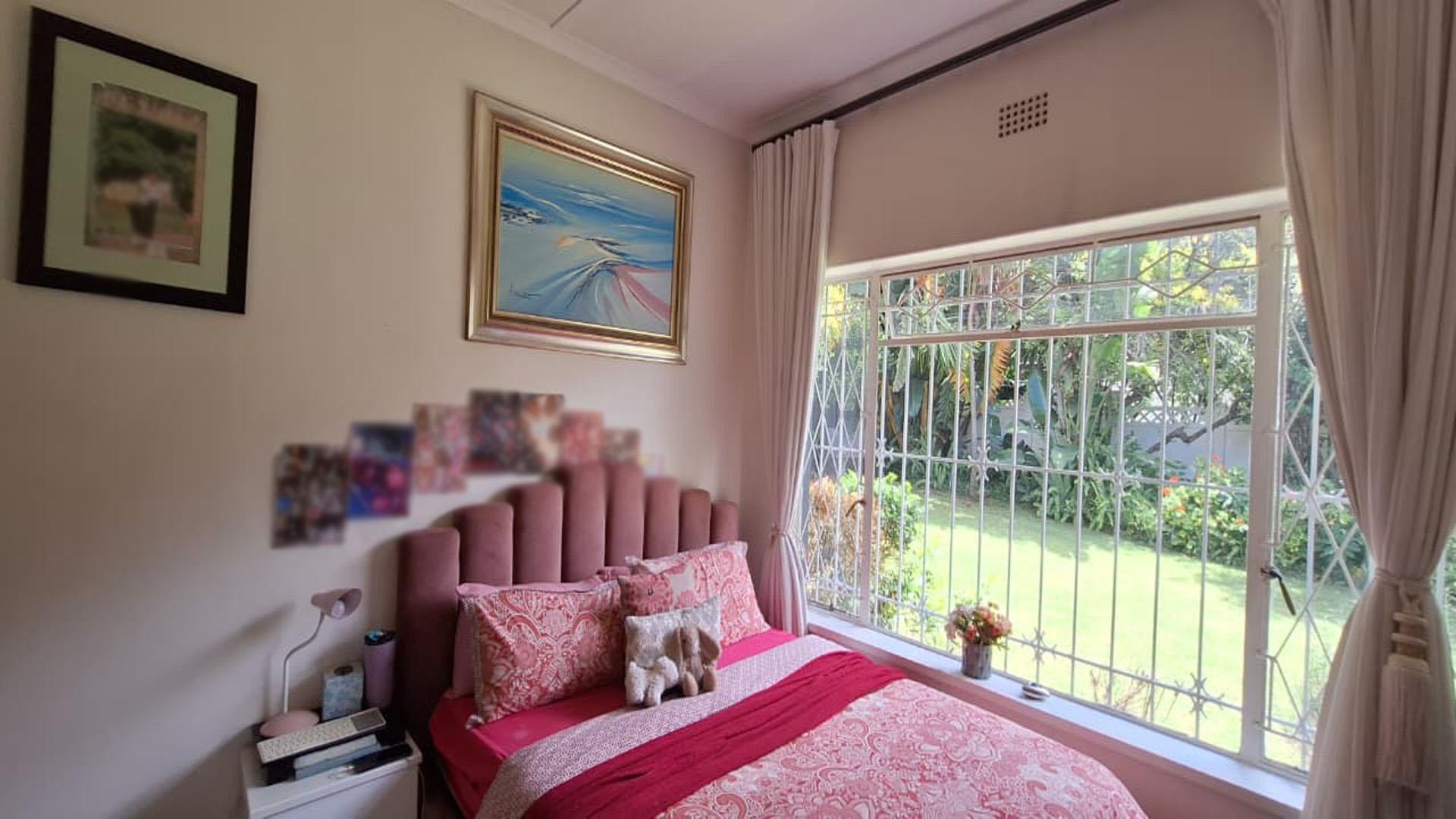 Bed Room 1 - 18 square meters of property in Bordeaux