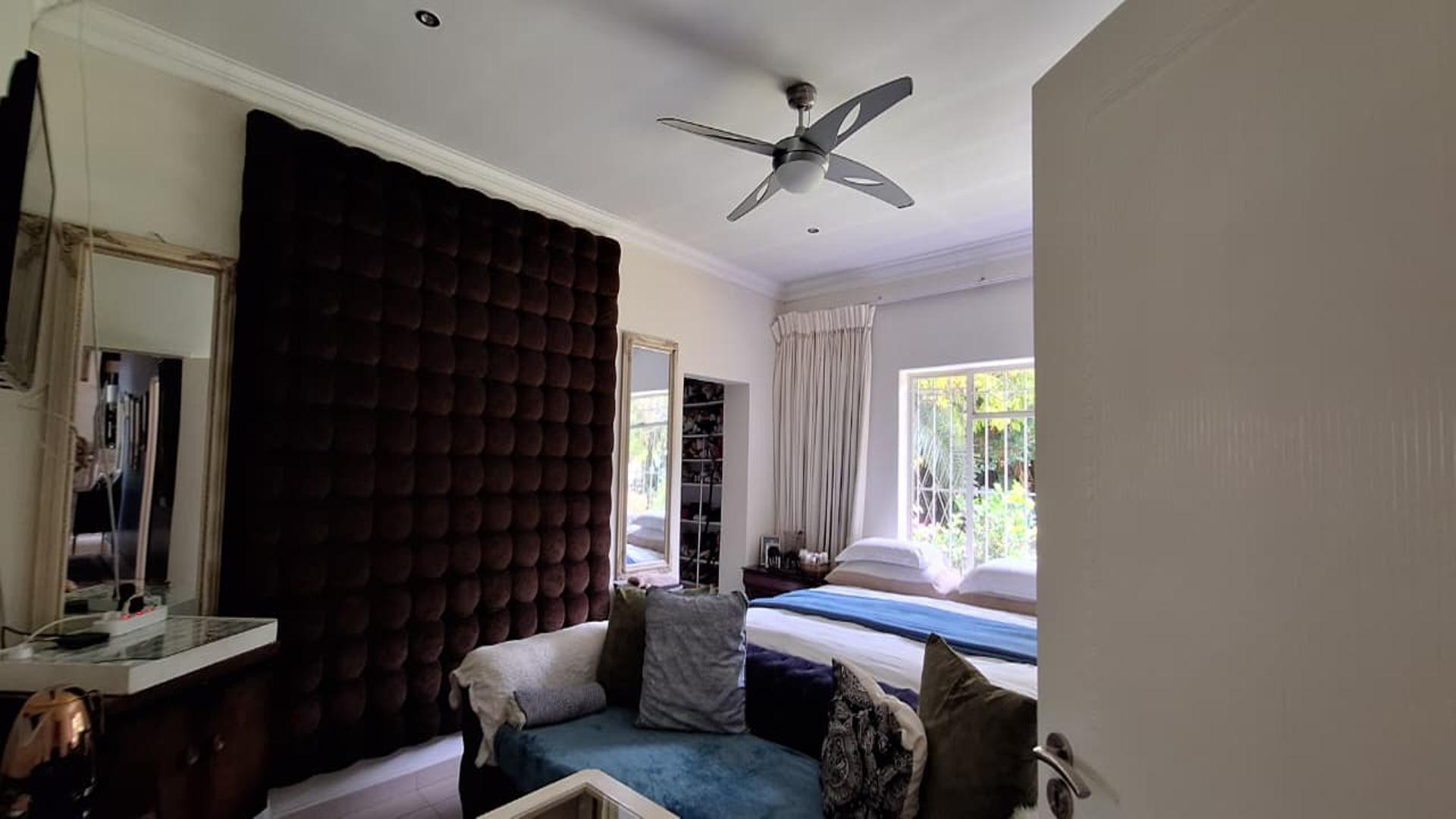 Main Bedroom - 26 square meters of property in Bordeaux