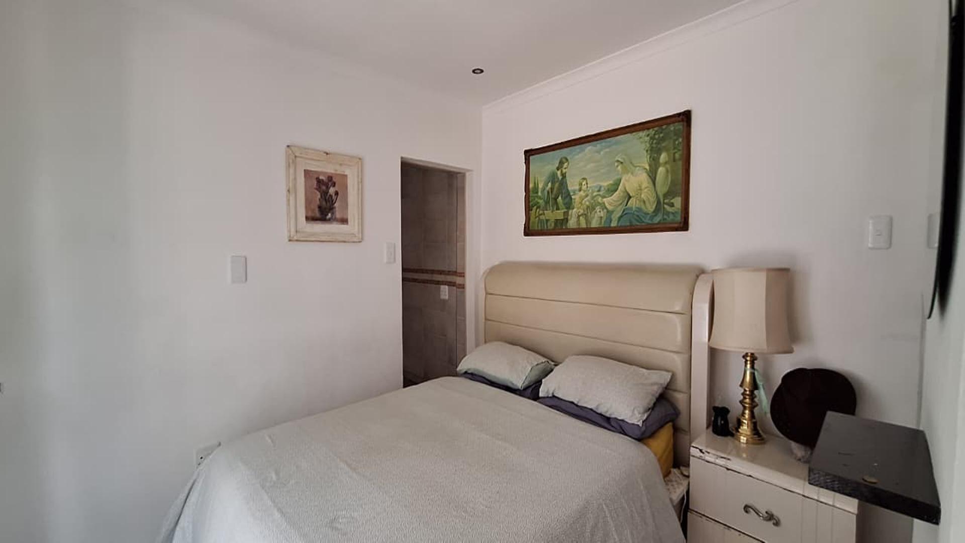 Main Bedroom - 26 square meters of property in Bordeaux