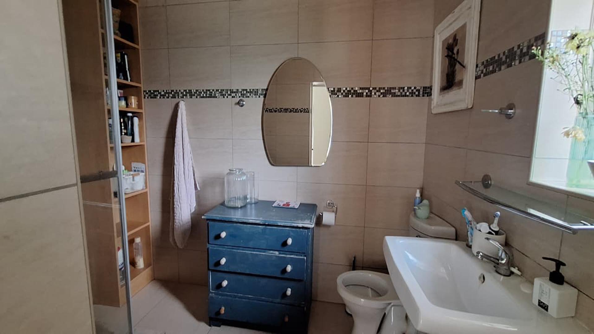 Bathroom 2 of property in Bordeaux