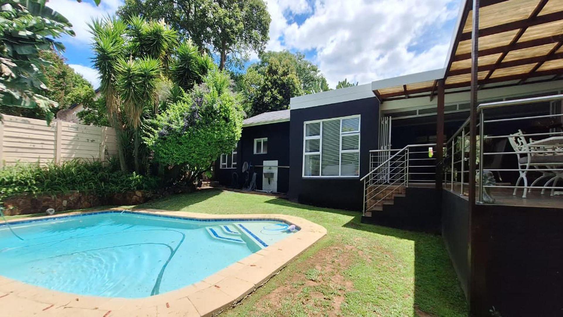 Backyard of property in Bordeaux