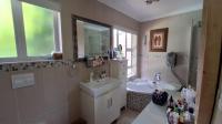 Main Bathroom - 11 square meters of property in Bordeaux