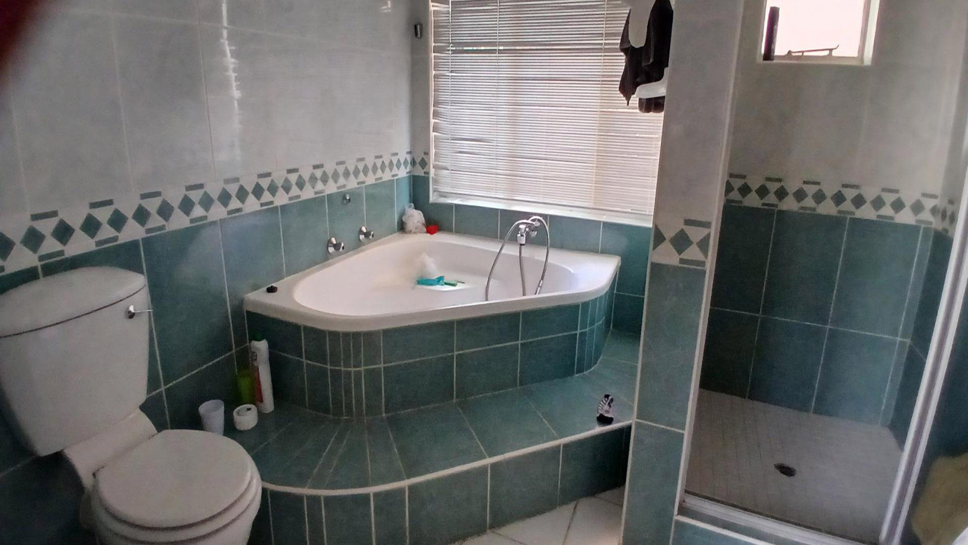 Bathroom 1 of property in The Reeds