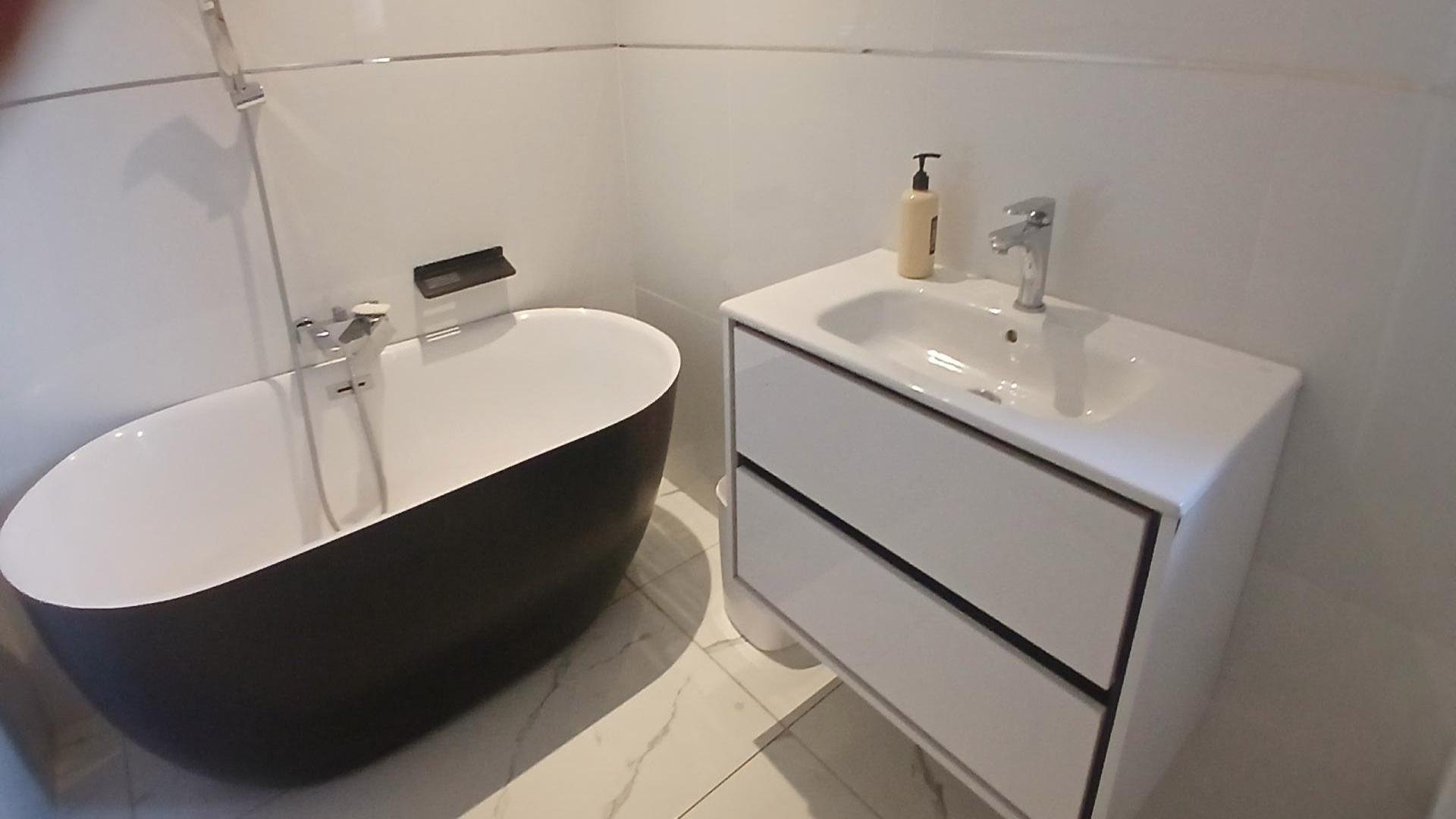 Bathroom 2 of property in The Reeds