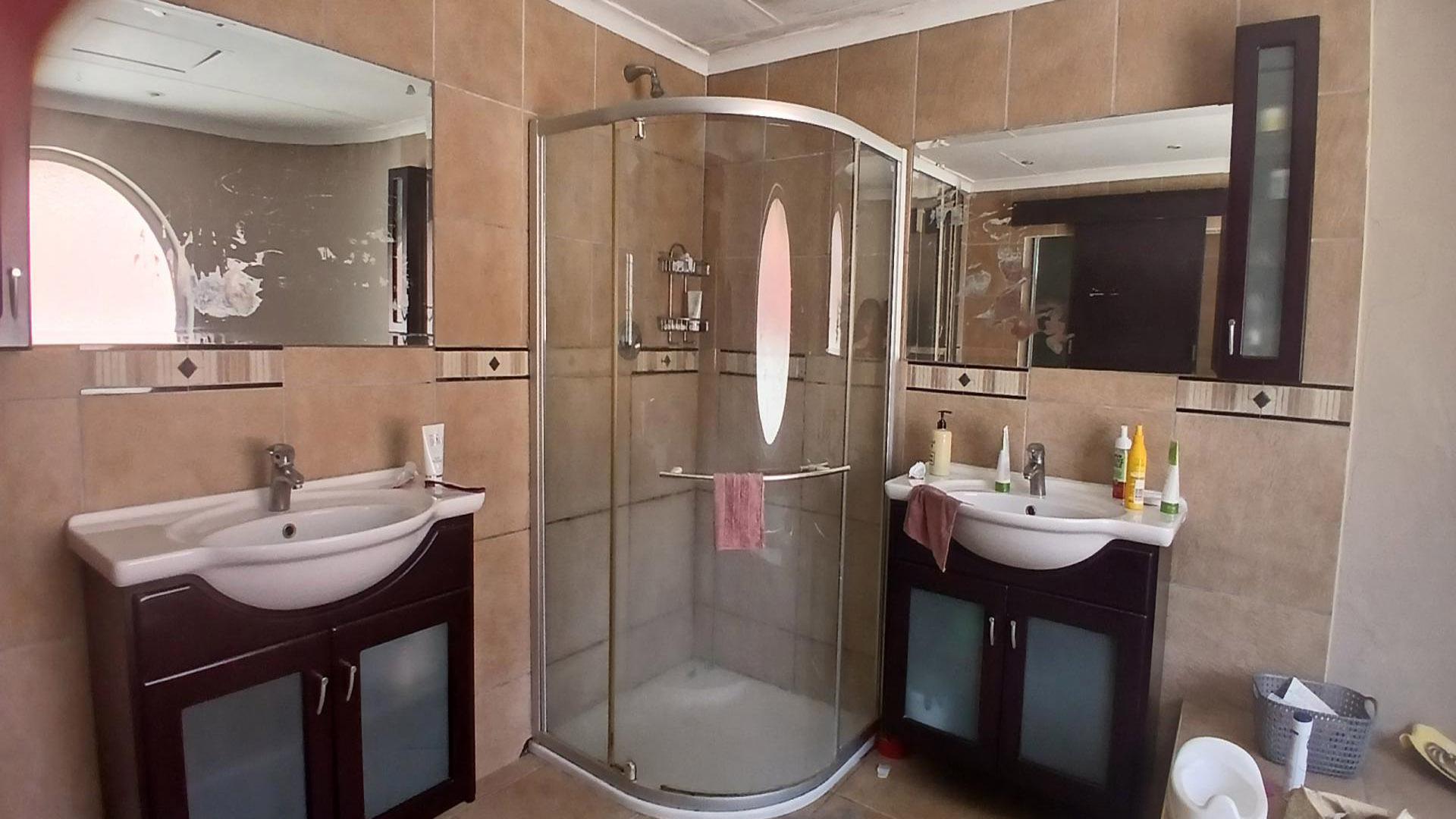 Bathroom 3+ of property in The Reeds