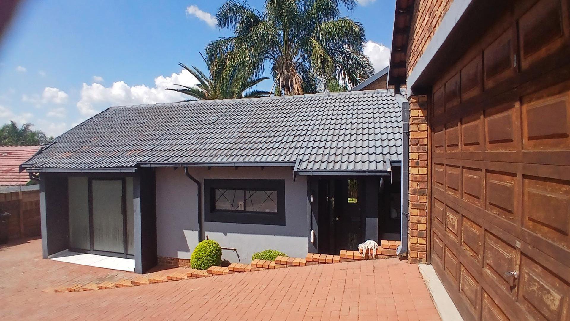 Front View of property in The Reeds