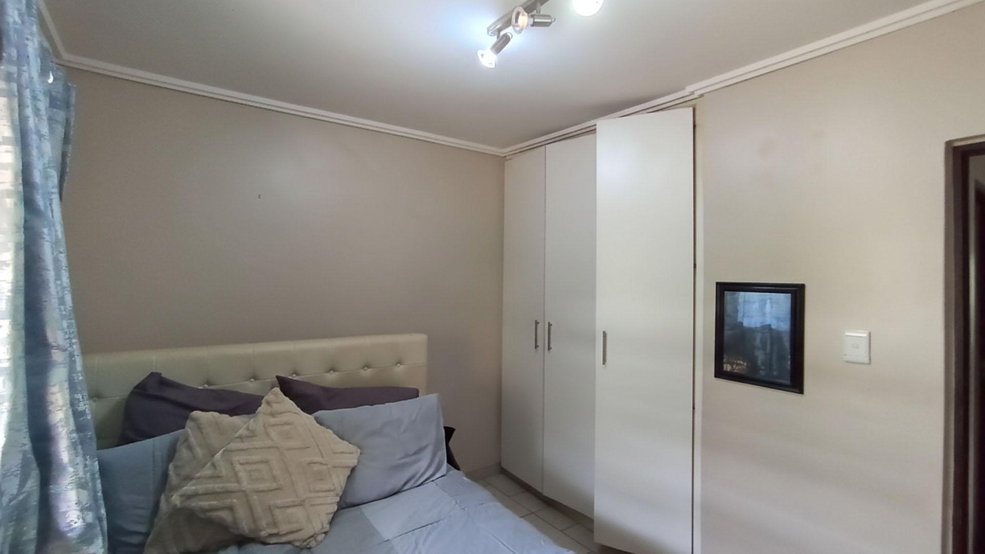 Bed Room 1 - 13 square meters of property in Sherwood