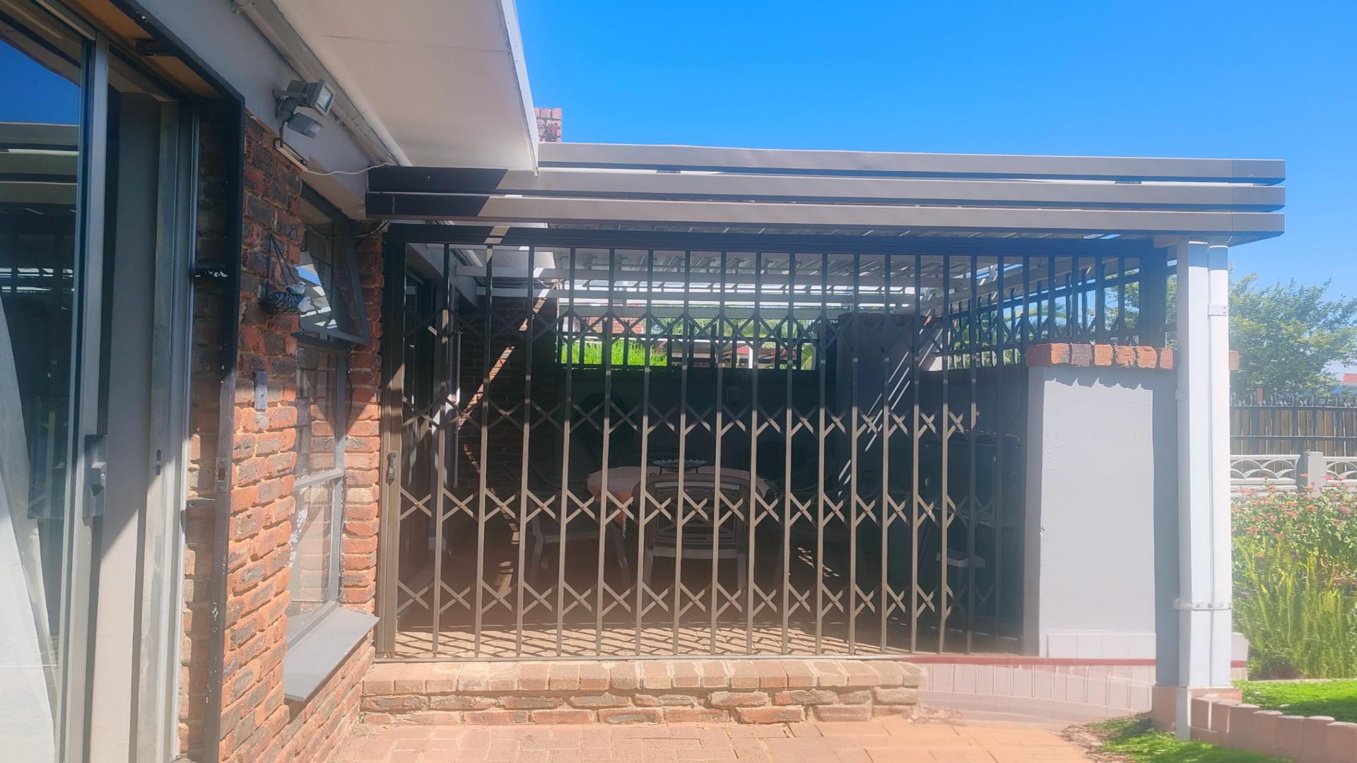 Patio of property in Pellissier