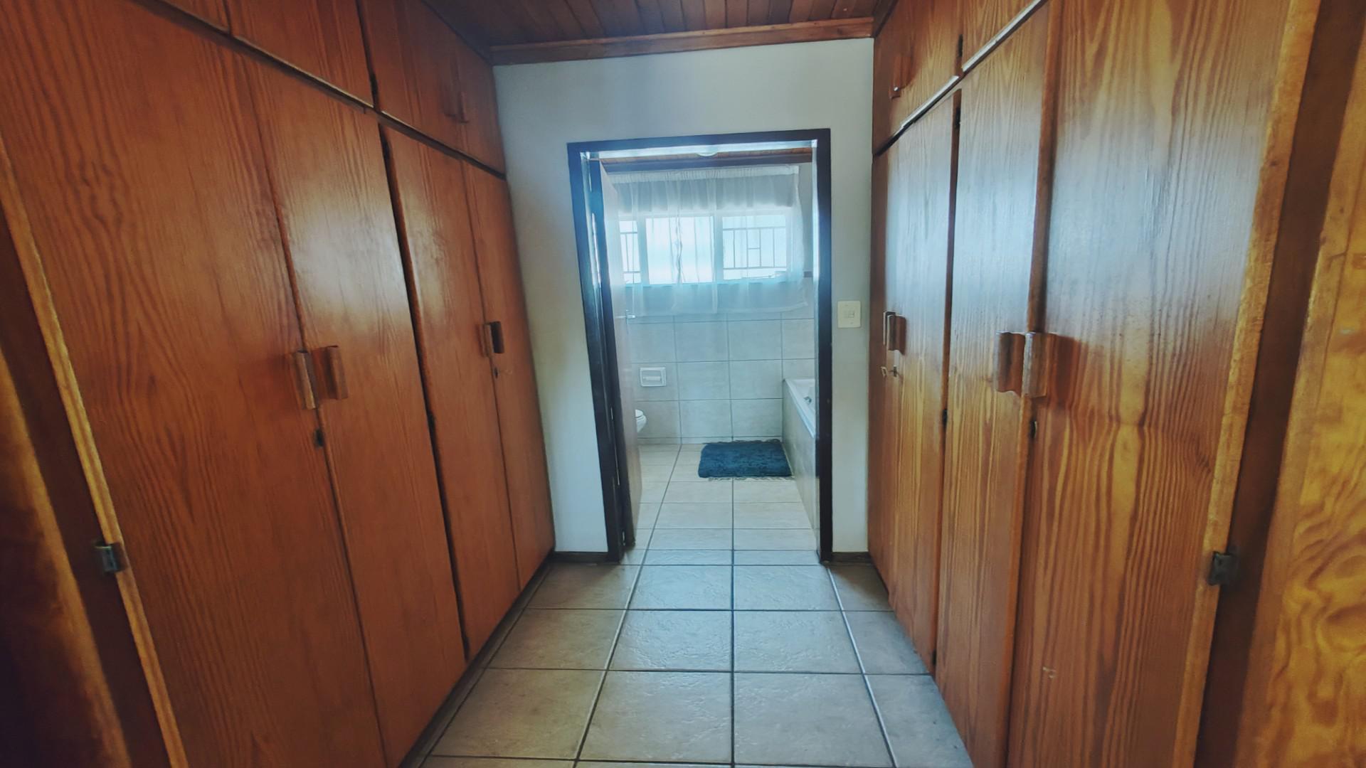 Main Bedroom of property in Pellissier