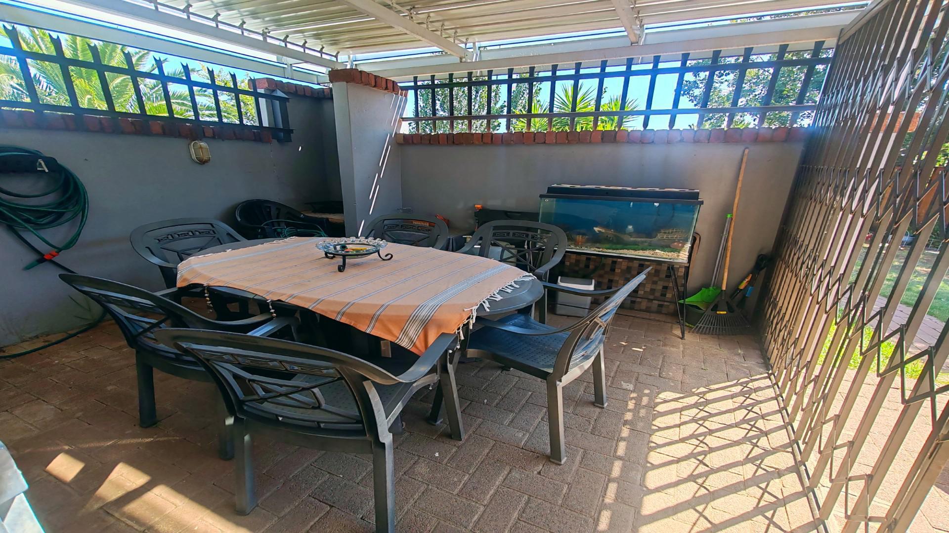 Patio of property in Pellissier