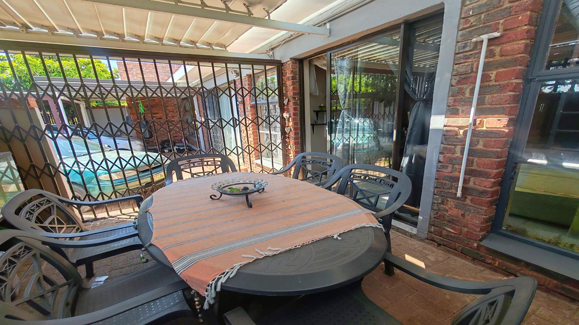 Patio of property in Pellissier