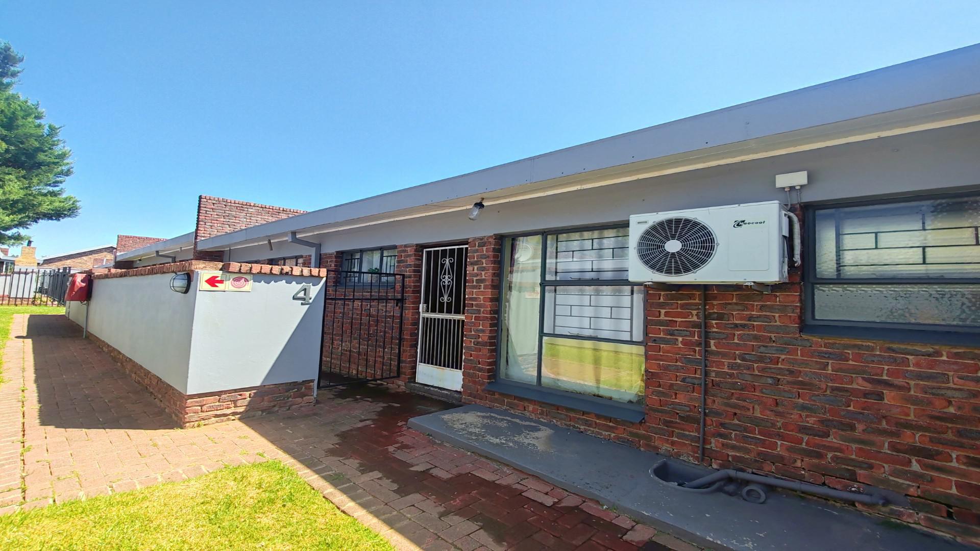 Front View of property in Pellissier