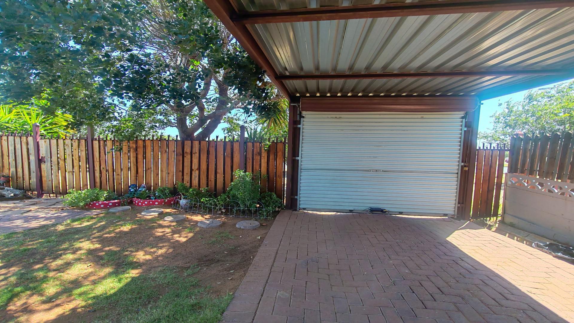 Carport  of property in Pellissier