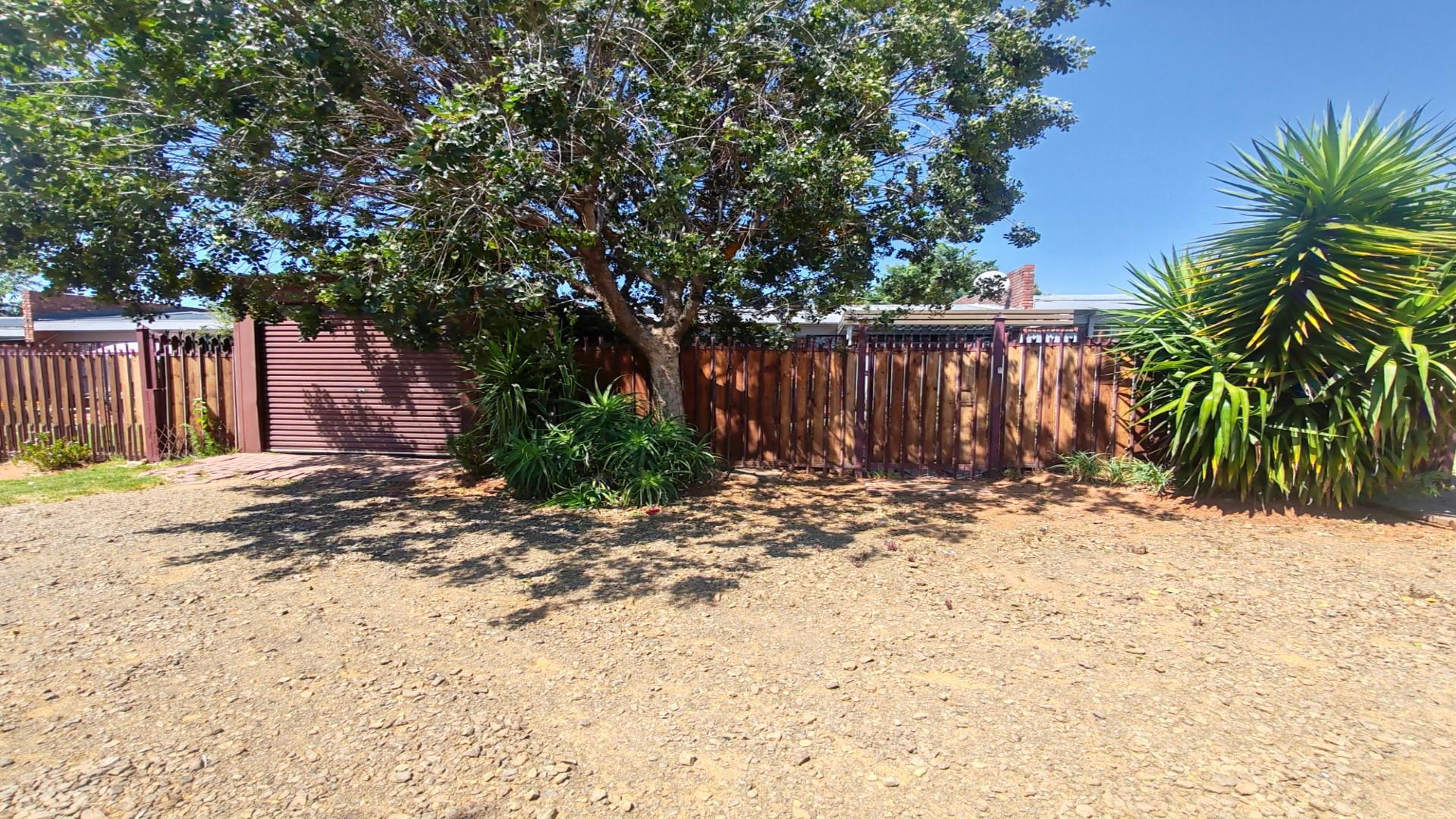 Front View of property in Pellissier