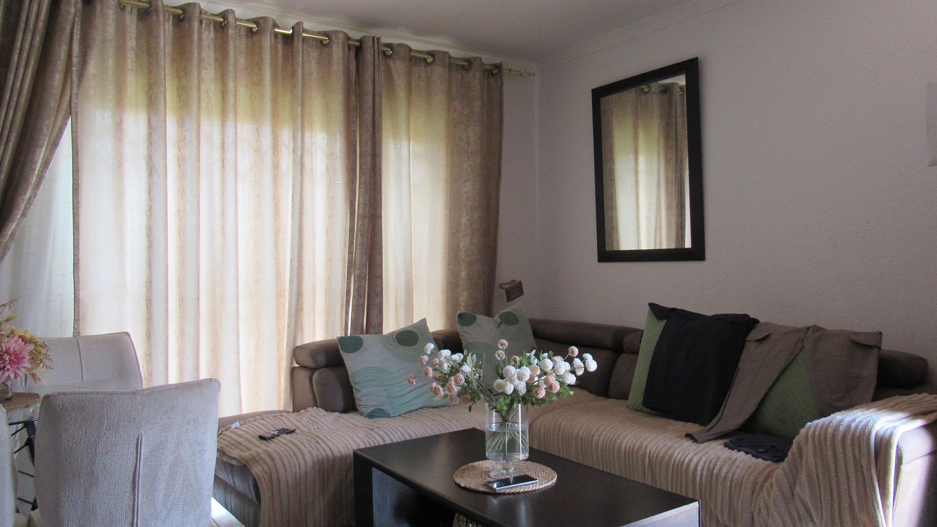 Lounges - 14 square meters of property in Greenhills