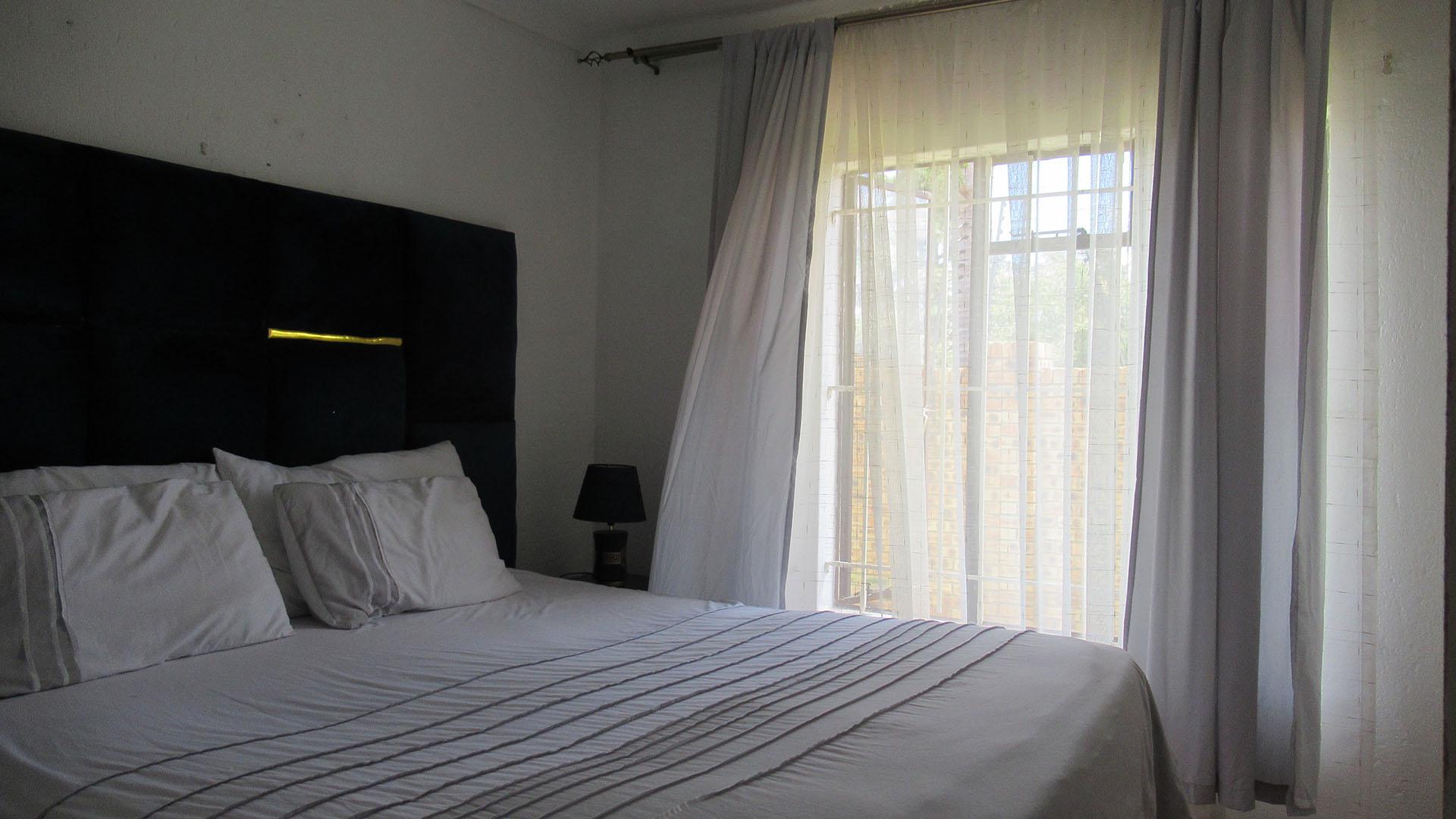 Bed Room 1 - 11 square meters of property in Greenhills