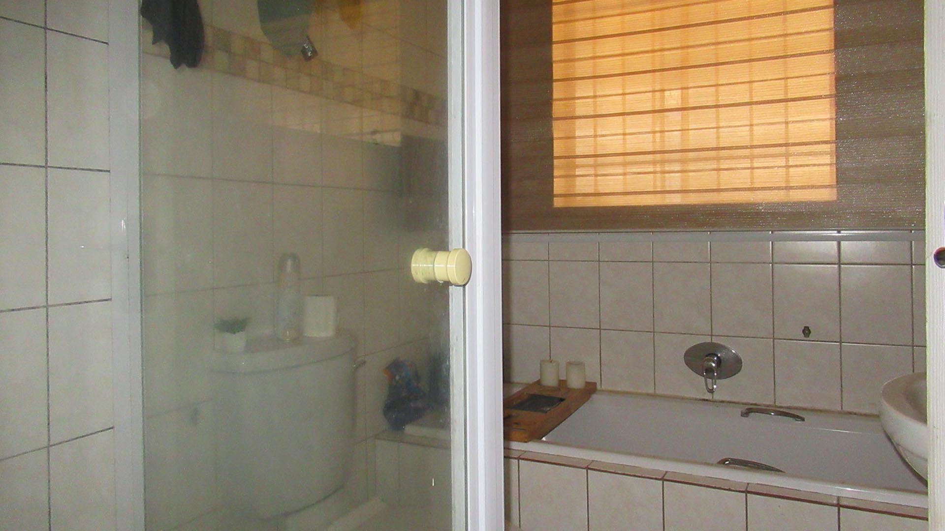 Bathroom 1 - 6 square meters of property in Greenhills