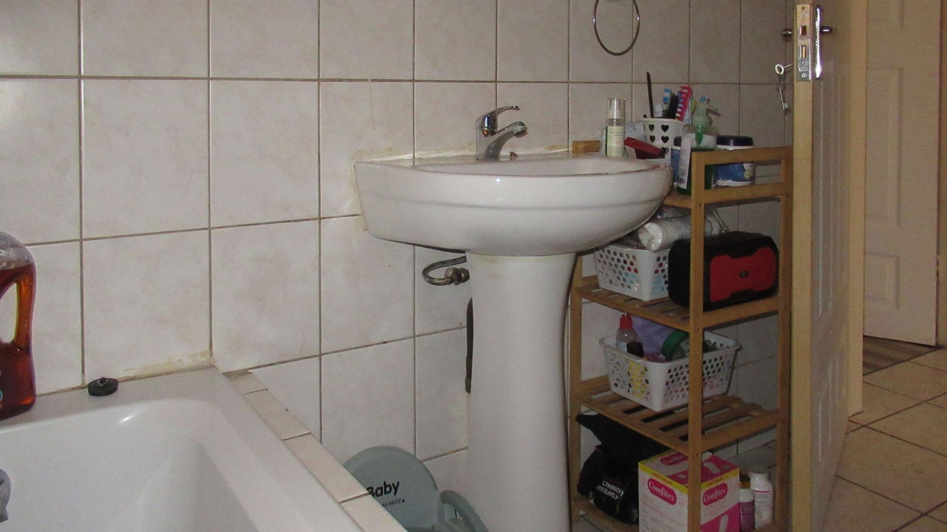 Bathroom 1 - 6 square meters of property in Greenhills