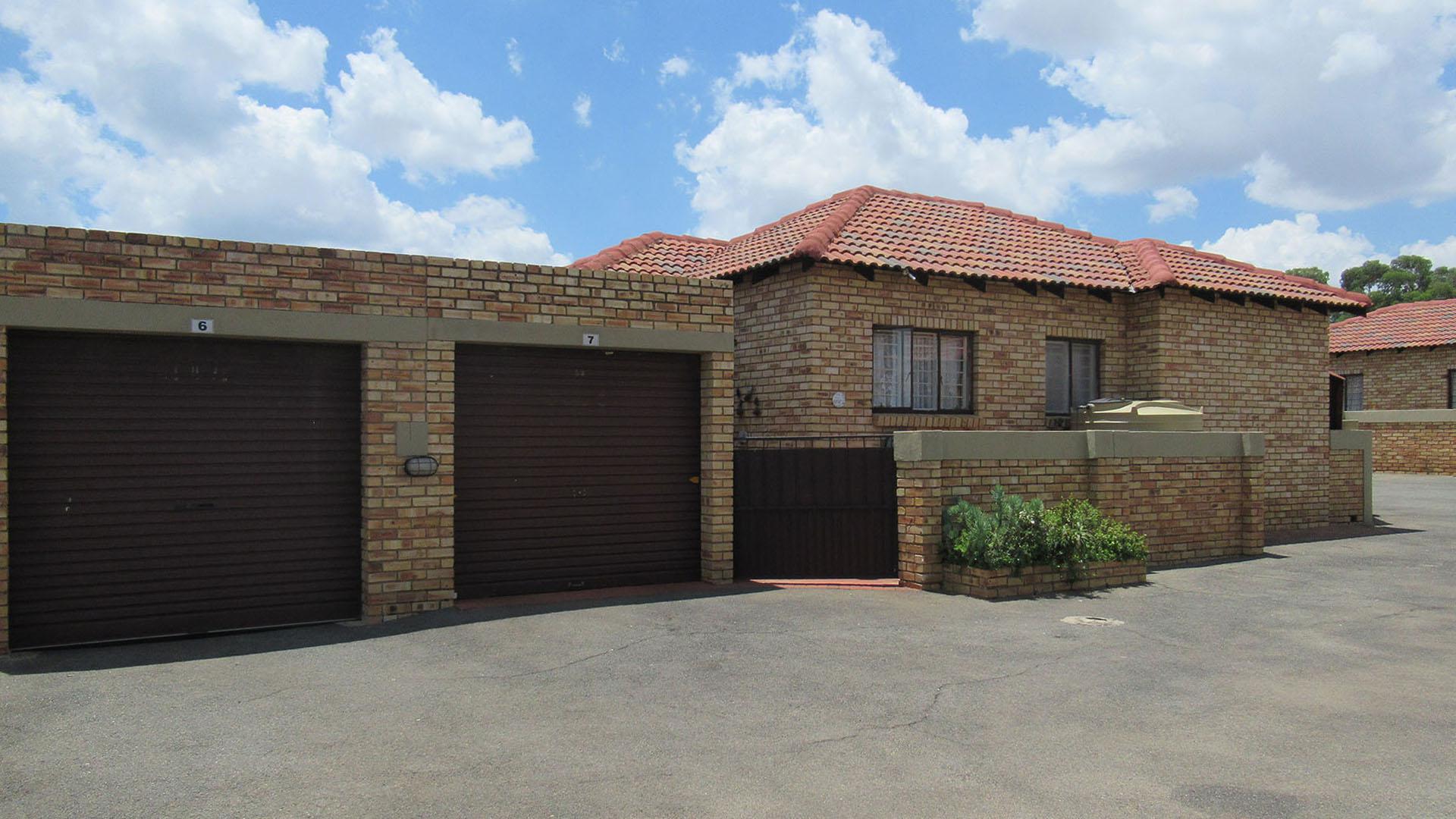 Front View of property in Greenhills