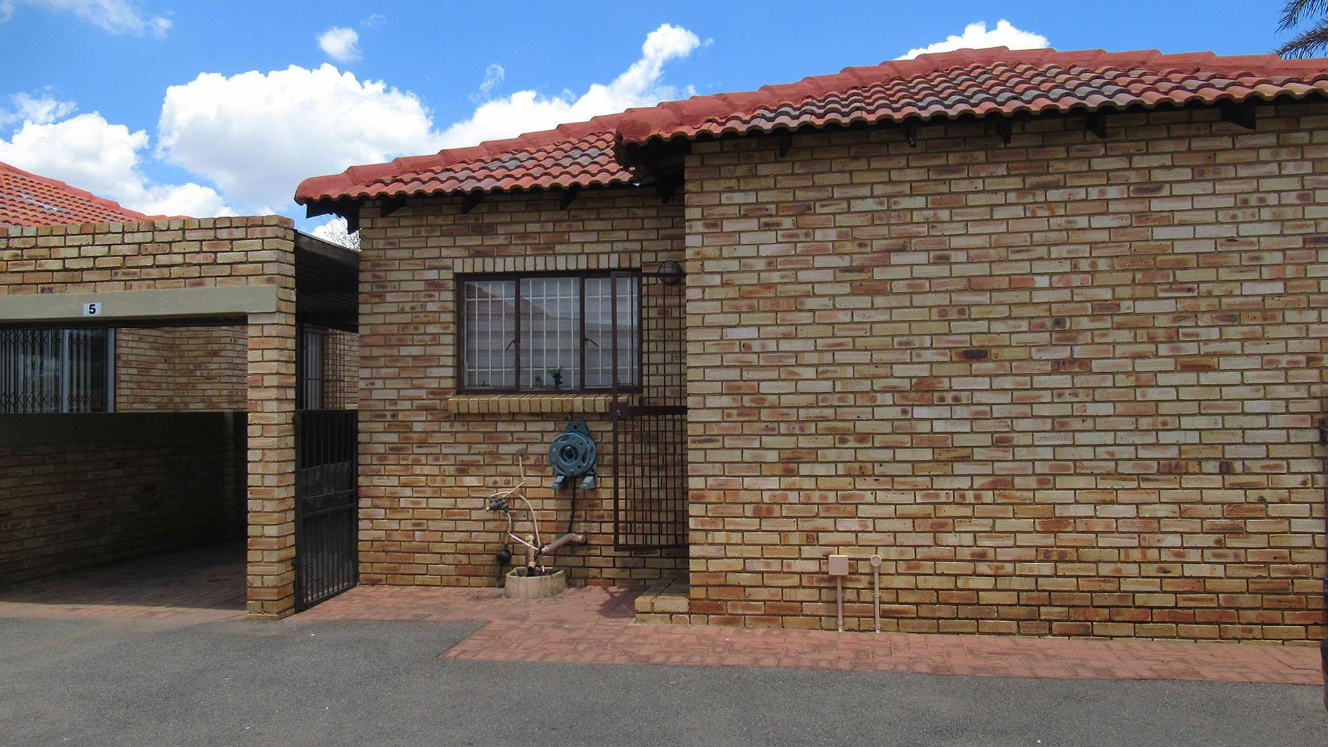 Front View of property in Greenhills