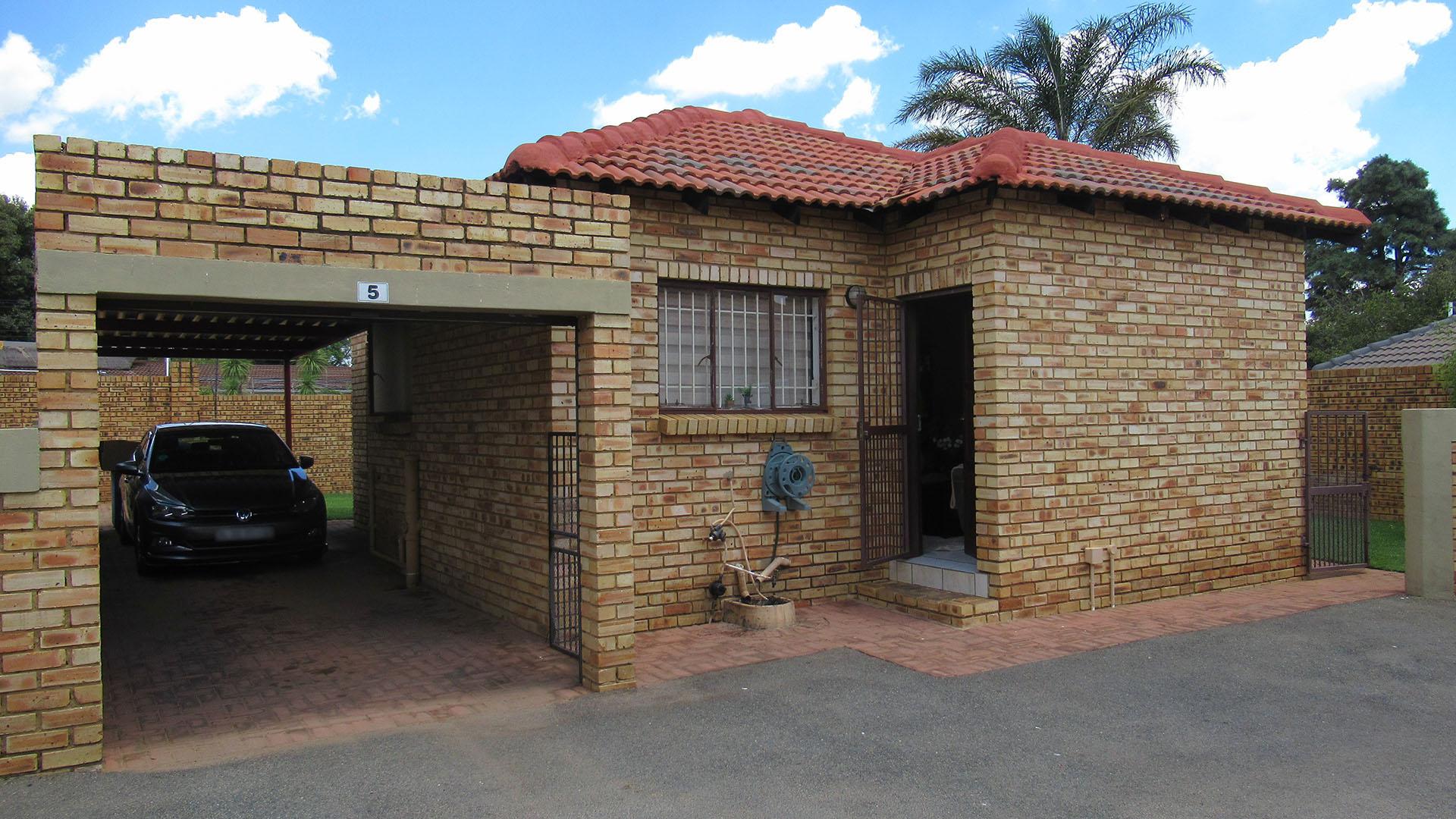 Front View of property in Greenhills