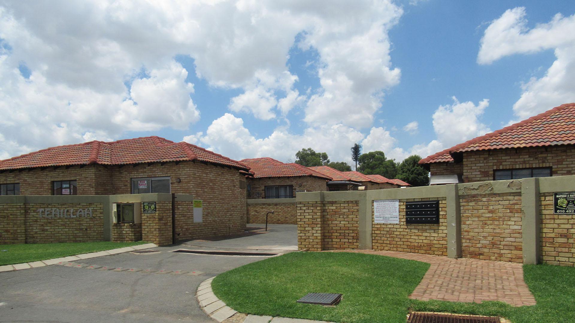 Front View of property in Greenhills