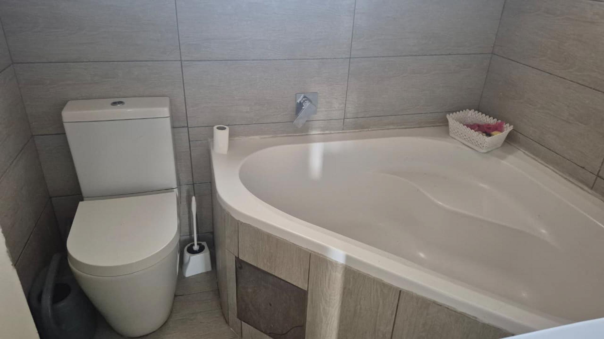 Bathroom 1 of property in Cloverdene