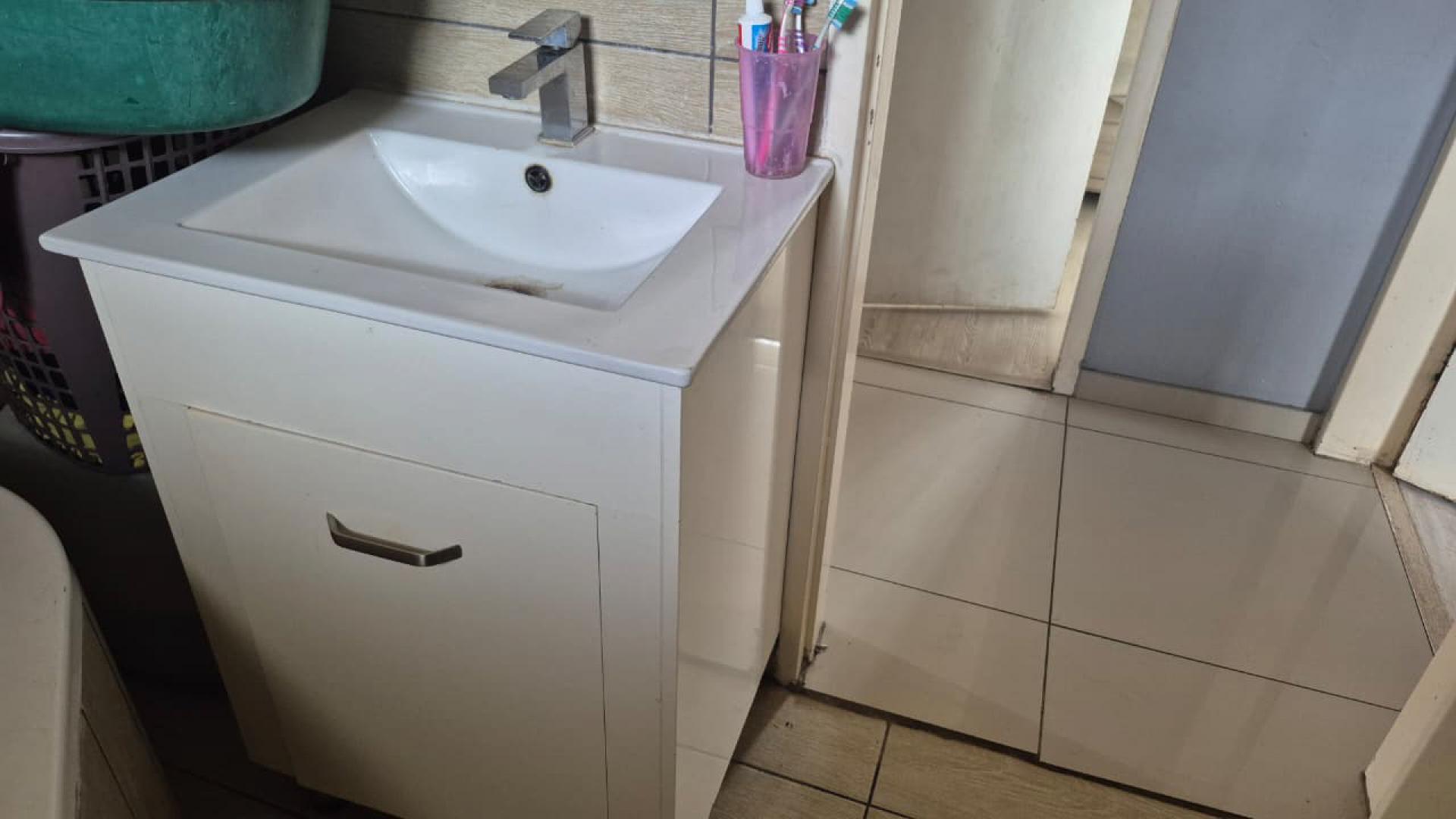 Bathroom 1 of property in Cloverdene