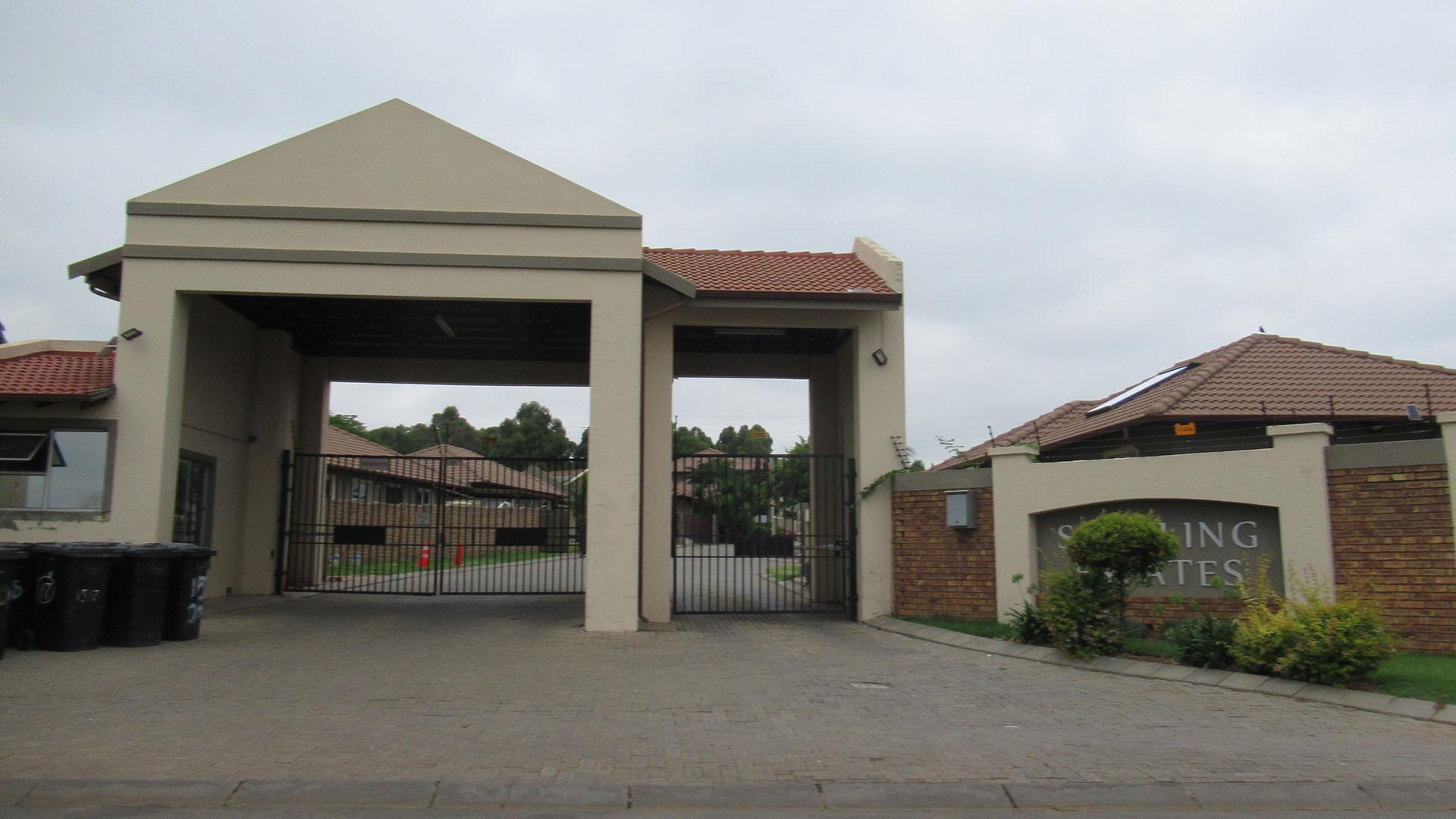 Front View of property in Cloverdene