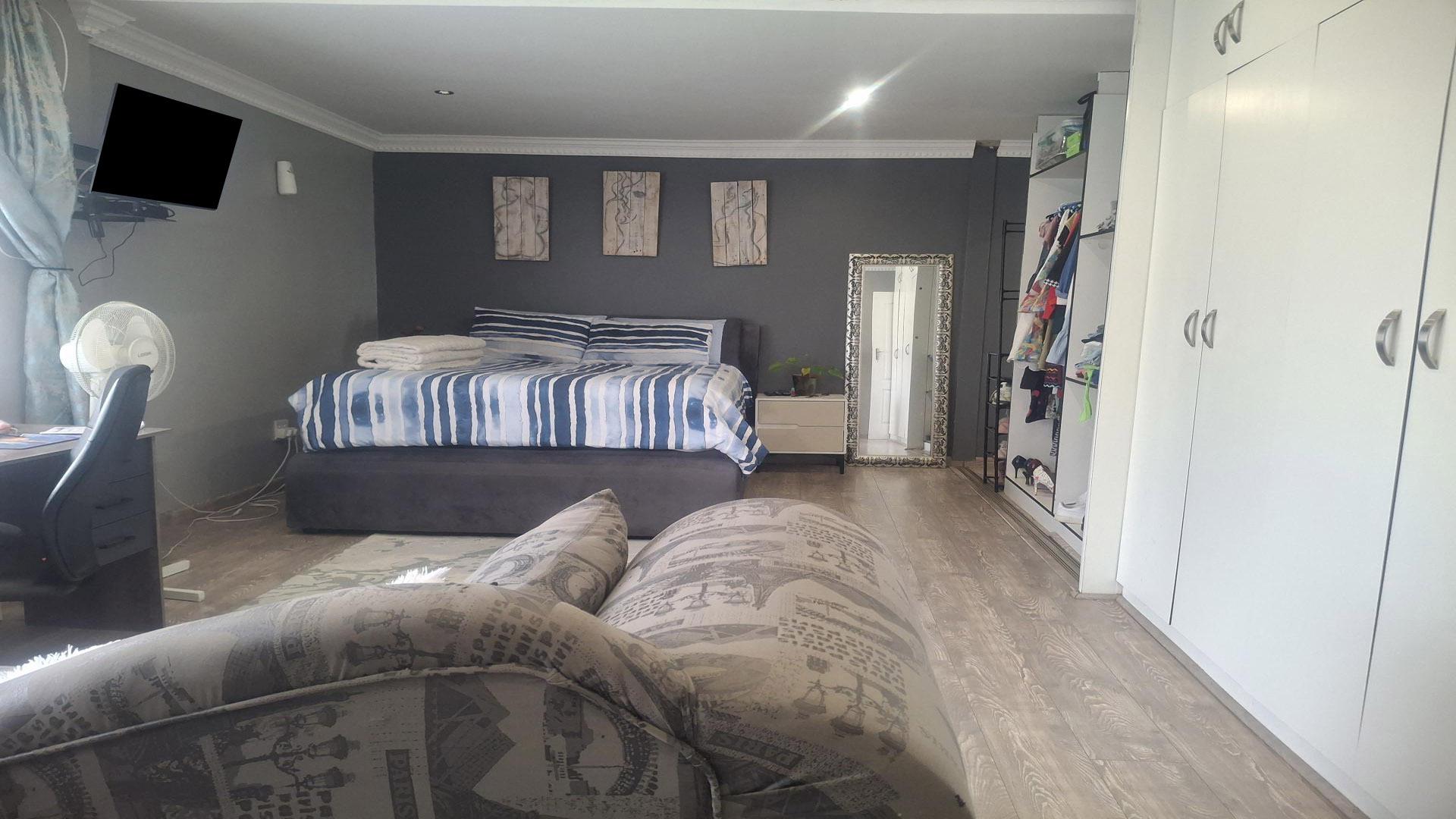 Bed Room 1 of property in Witpoortjie