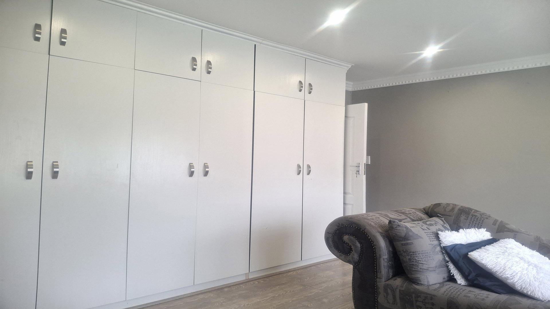 Bed Room 1 of property in Witpoortjie