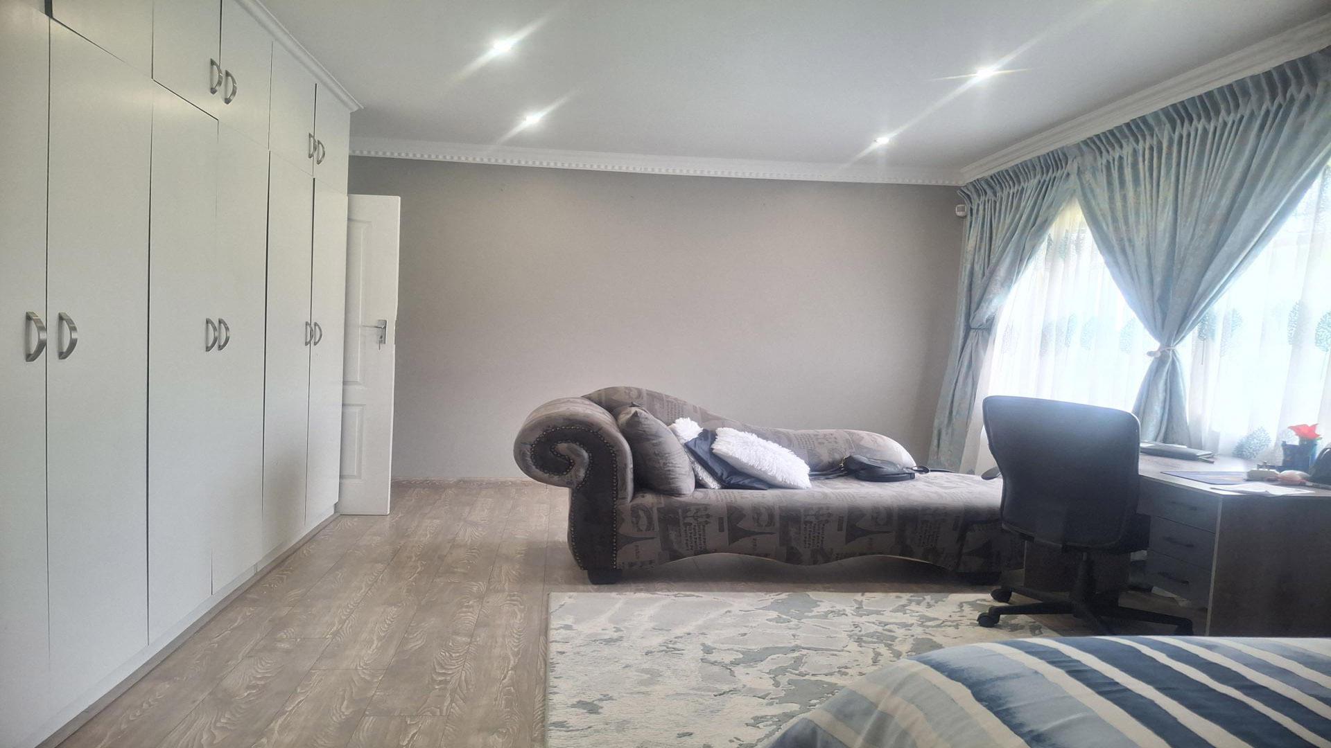 Bed Room 1 of property in Witpoortjie