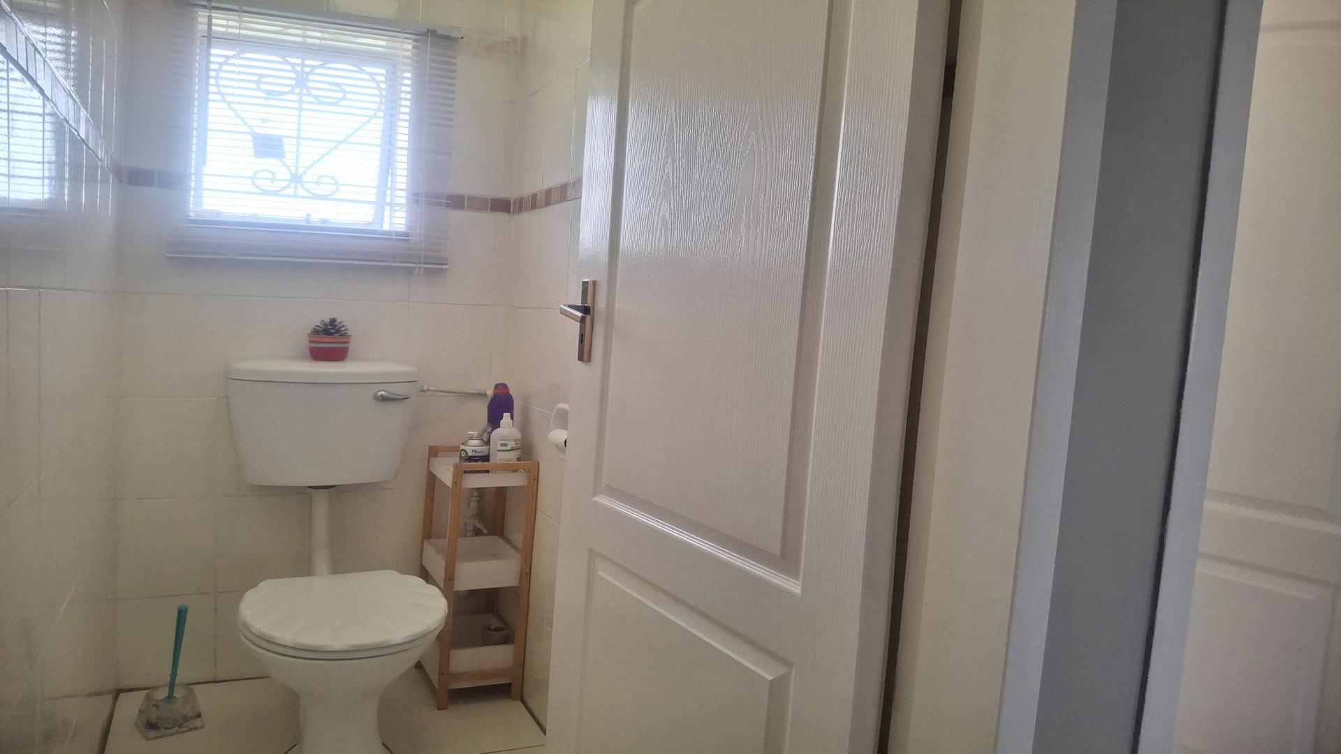 Bathroom 1 of property in Witpoortjie