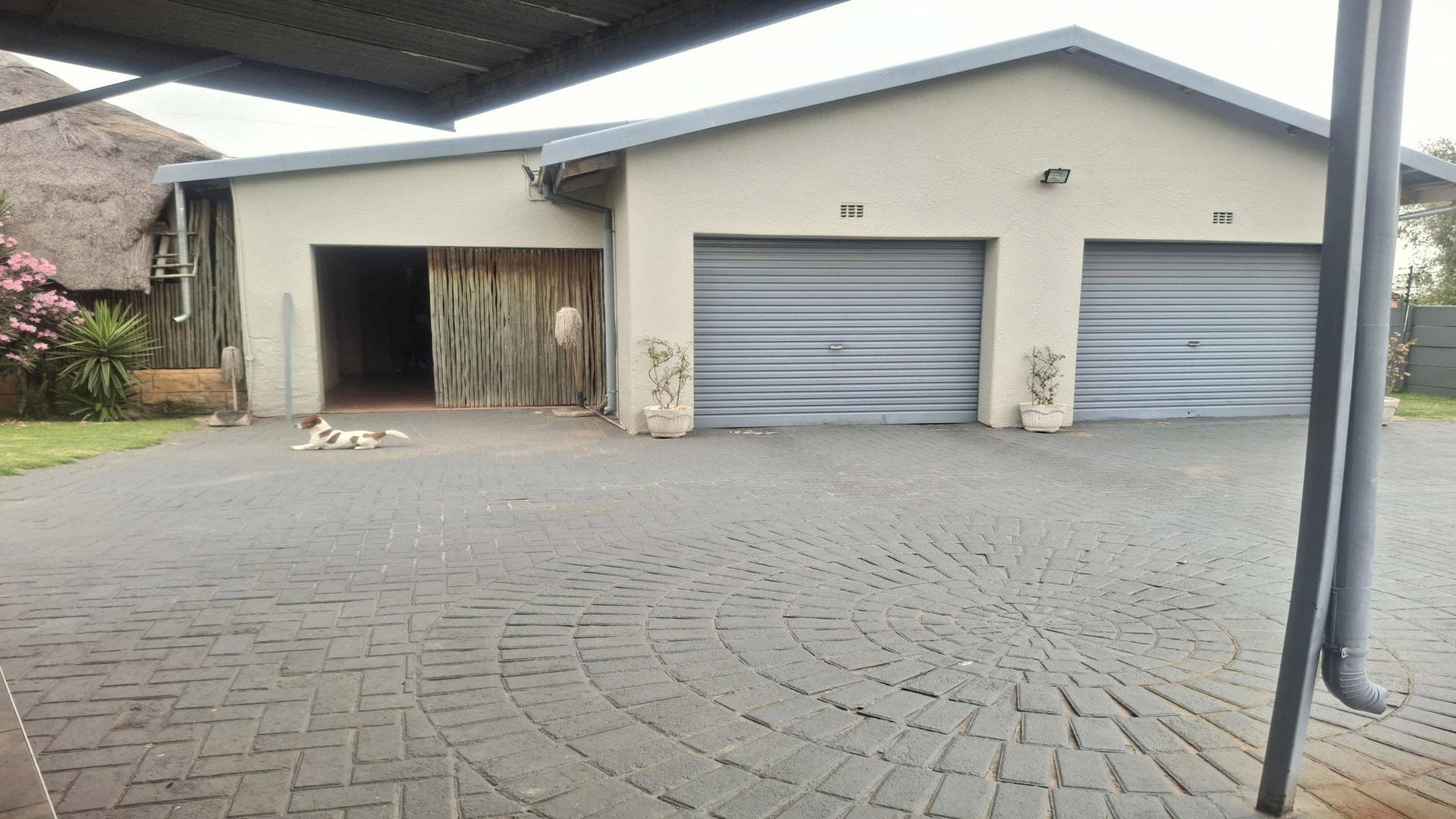 Garage of property in Witpoortjie
