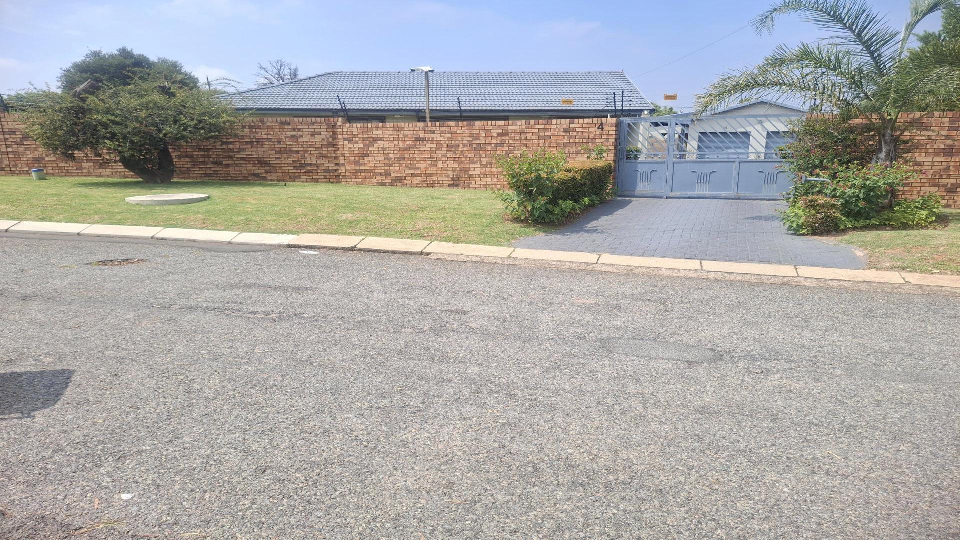 Front View of property in Witpoortjie